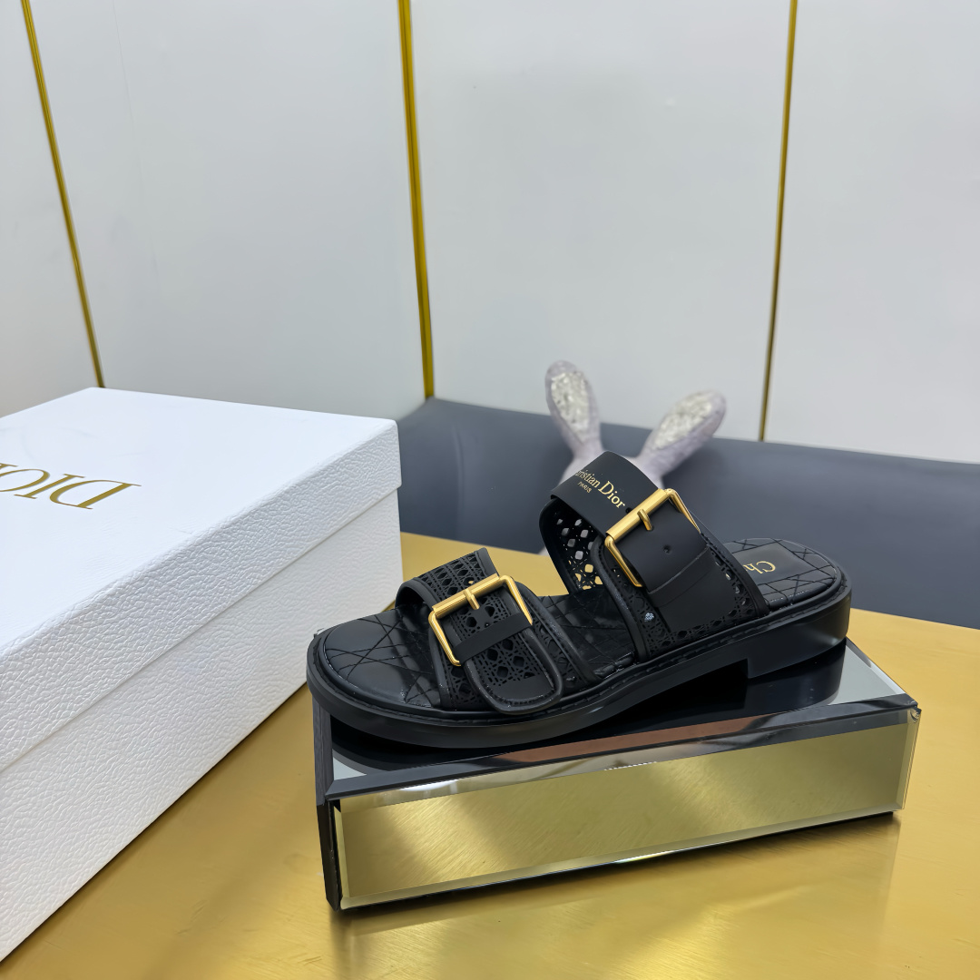 NO:224586,Collection of Dior's new summer flat-heeled sandals, this D-Avenue sandals carefully displays hollow rattan plaid pattern, paired with two trim with adjustable buckles, and the top is decorated with gold-toned D home logo logo. Paired with a comfortable padded rattan plaid insole, the outsole is made of imported rubber, which can add exquisite temperament to various casual styles. Size35-41 size (40.41 custom-made no return or replacement), slippers sandals, dior, dior, sandals, slippers19860909集合Dior夏季新款镂平跟凉拖,这款D-Avenue凉拖精心展示镂空藤格纹,搭配两条带有可调节搭扣的饰带,上方点缀金色调D家logo标志.搭配舒适的加垫藤格纹内底,大底采用进口橡胶,可为各种休闲造型增添精致气质. Size35-41码（40.41定做不退不换）,拖鞋凉鞋,dior,dior,sandals,slippers,Women's Shoes