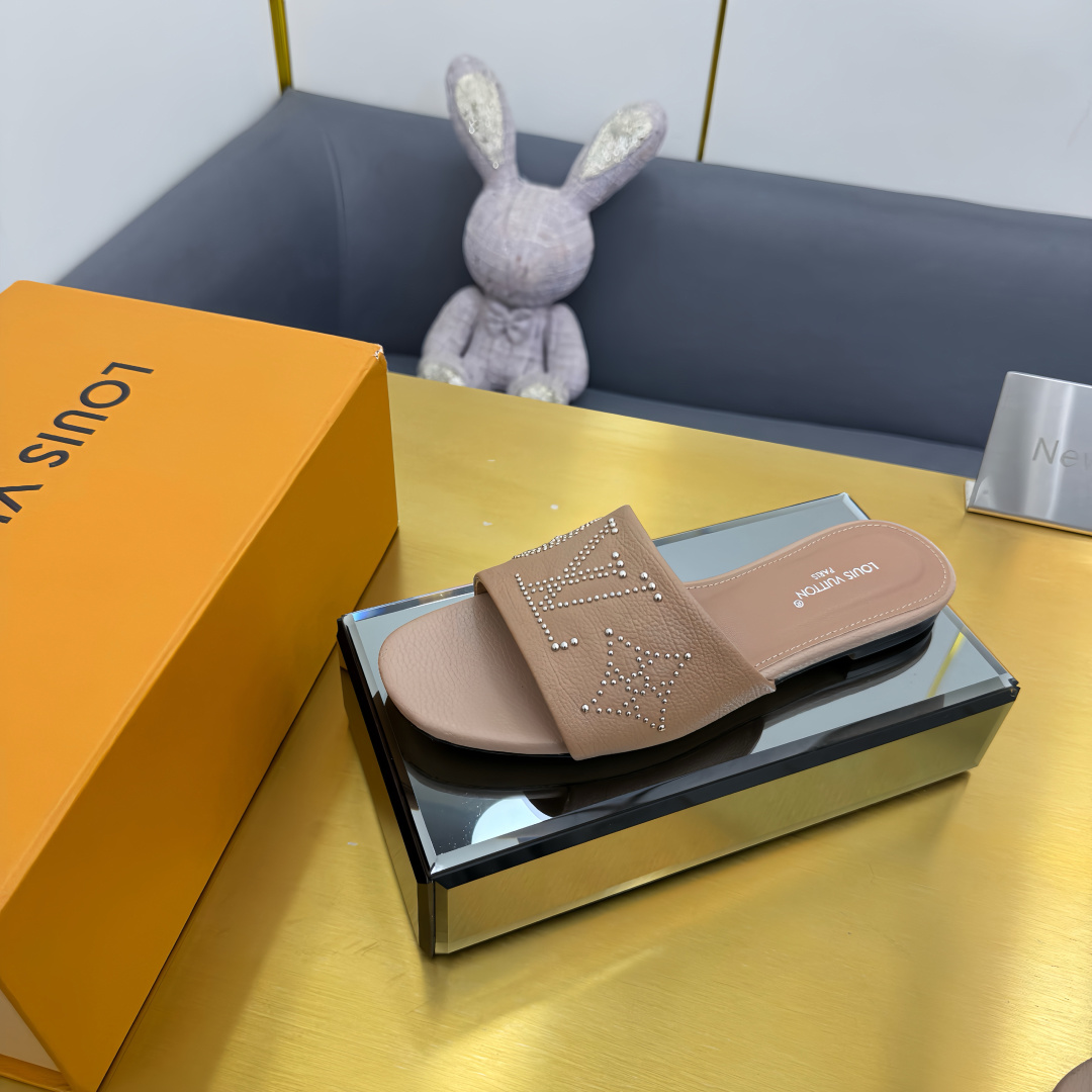 NO:224213,lv2025 New early spring inlaid sandals is a popular model made by domestic and foreign bloggers. It is retro and fashionable and beautiful!  Home Milan Fashion Week Show official website main promotion model, original cowhide, imported sheepskin, Italian original original color genuine leather outsole, high flat sole, 5.5cm 35-39 (40.41.42.43 customization, no return and exchange) Full set of packaging, slippers, louis vuitton, slippers, cowhide, sheepskin, Leather soles19860909lv2025 早春新款嵌钉凉拖鞋 国内外博主刷爆的一款,复古又时髦上脚美炸了！家米兰时装周走秀官网主推款 鞋面原版牛皮 进口羊皮里 意大利原版原色真皮大底 跟高平底/5.5cm 35-39（40.41.42.43定制不退换） 全套包装,拖鞋,louis vuitton,slippers,cowhide,sheepskin,Leather soles,Women's Shoes