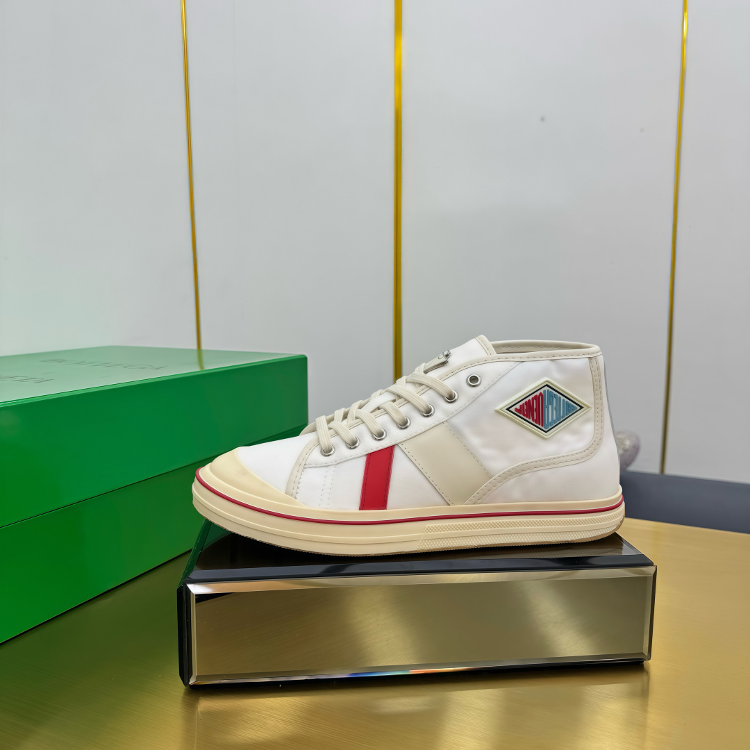 NO:387230,Bottega Veneta 2025 new first Eliot couple fashion sneakers High-top canvas shoes couple men and women size BV brand new Eliot is inspired by retro basketball shoes, and the childlike colors are youthful and energetic! The same style for men and women, you can wear couple shoes. The whole shoe is breathable and comfortable, the canvas upper is lightweight, and the upper and splicing are wrapped in soft and luxurious sheepskin inlay. The red line on each shoe is hand-painted, which is more tasteful and attitude! Size# Women 35-45, 45 customized, no return or exchange), casual shoes/sports, bottega veneta, bottega veneta, bottega veneta, sneakers, sheepskin19860909Bottega Veneta 2025新款首发Eliot情侣款时尚运动鞋 高帮帆布鞋情侣款男女码 BV全新的 Eliot以复古篮球鞋为设计灵感,童趣 的色彩焕发青春活力!男女同款,可以做情侣鞋穿着哦 整个鞋子透气舒适,帆布鞋面自重轻盈,鞋帮和拼接处以柔软奢华的羊皮镶嵌包裹 每只鞋边的红线均为手工绘画,更具品味与态度喔! Size#女35-45,45订做不退换）,休闲鞋/运动鞋,bottega veneta,bottega veneta,sneakers,sheepskin,Women's Shoes