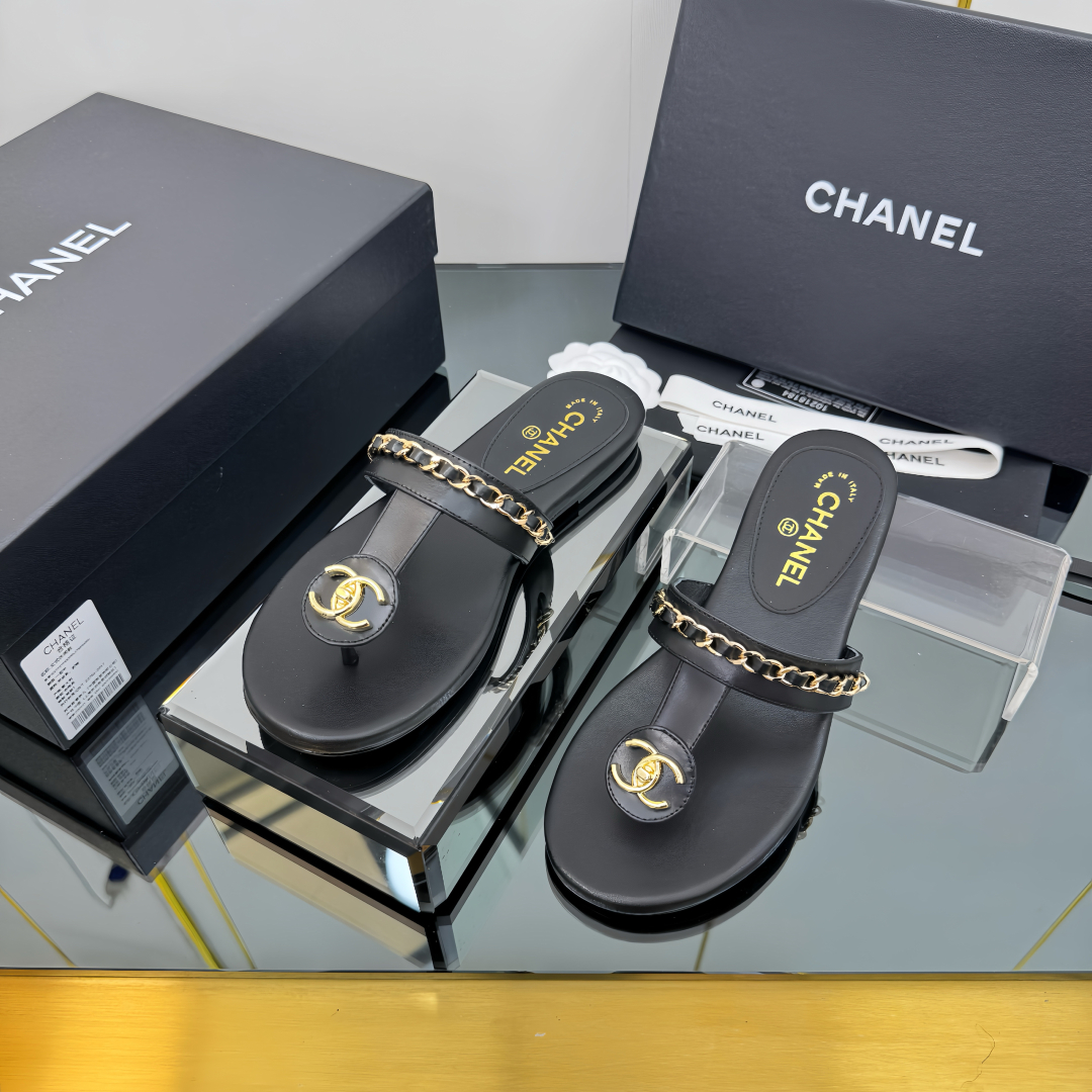 Elegant Women's Sandals with Lambskin and Chain Detail | Stylish & Comfortable 1 Elegant Women's Sandals with Lambskin and Chain Detail | Stylish & Comfortable