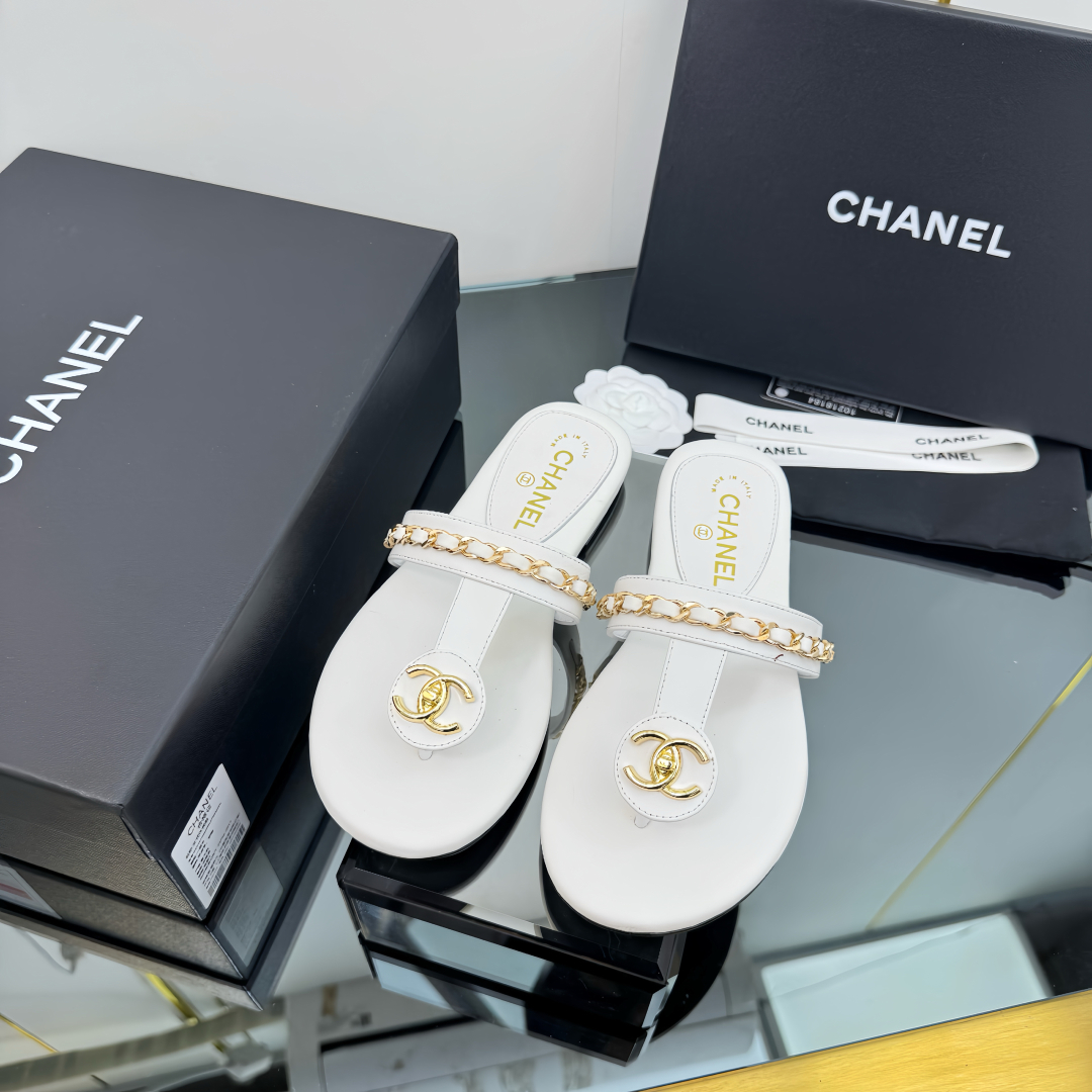 Elegant White Leather Slides Sandals With Chain Detail and CC Logo 8 cmp i1743030475842 7675 0 6