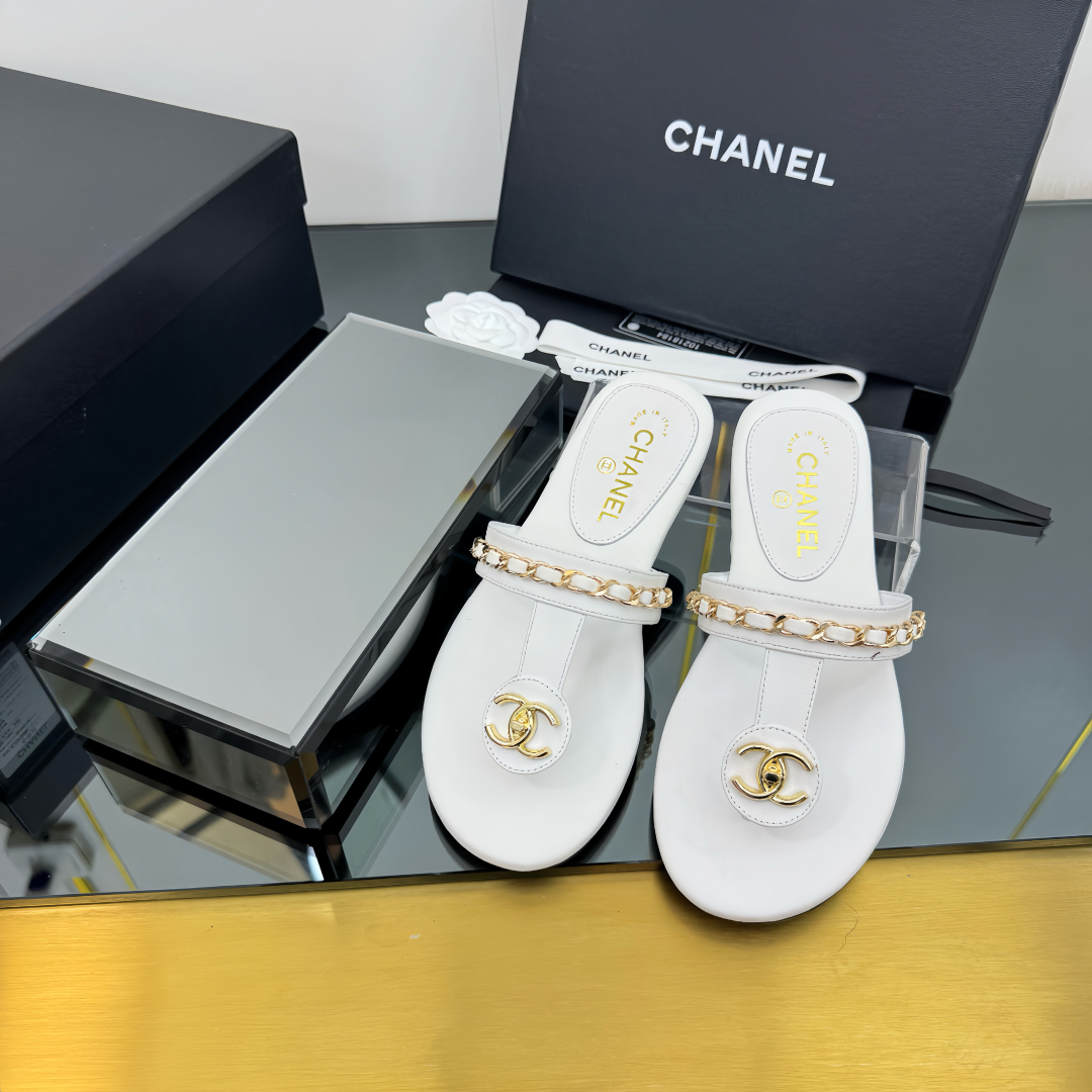 Elegant White Leather Slides Sandals With Chain Detail and CC Logo 6 cmp i1743030475847 2469 0 3