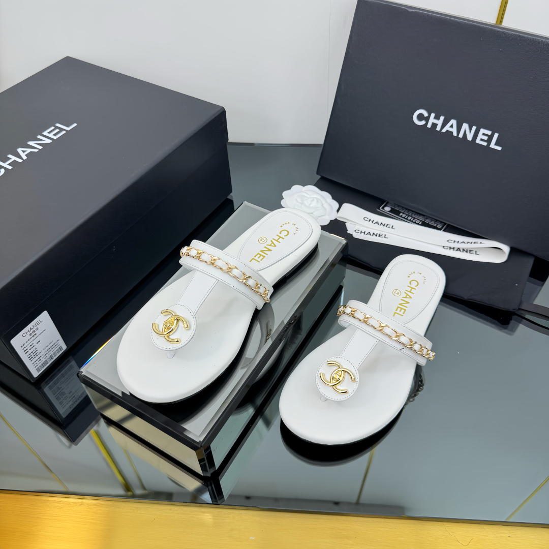 Elegant White Leather Slides Sandals With Chain Detail and CC Logo 4 cmp i1743030475895 2267 0 1