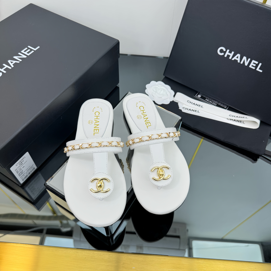 Elegant White Leather Slides Sandals With Chain Detail and CC Logo 7 cmp i1743030475904 4317 0 5