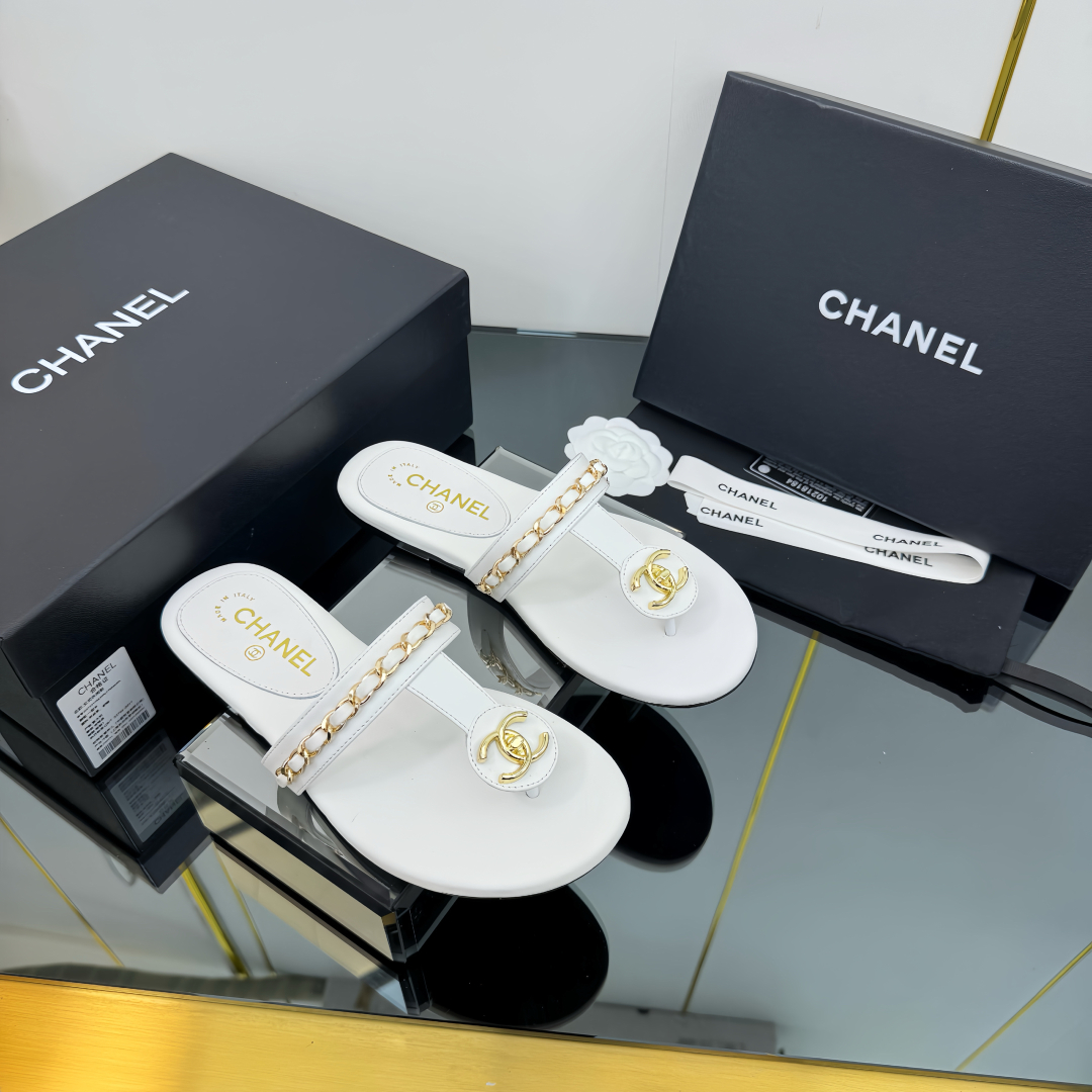 Elegant White Leather Slides Sandals With Chain Detail and CC Logo 2 cmp i1743030475911 3798 0 4