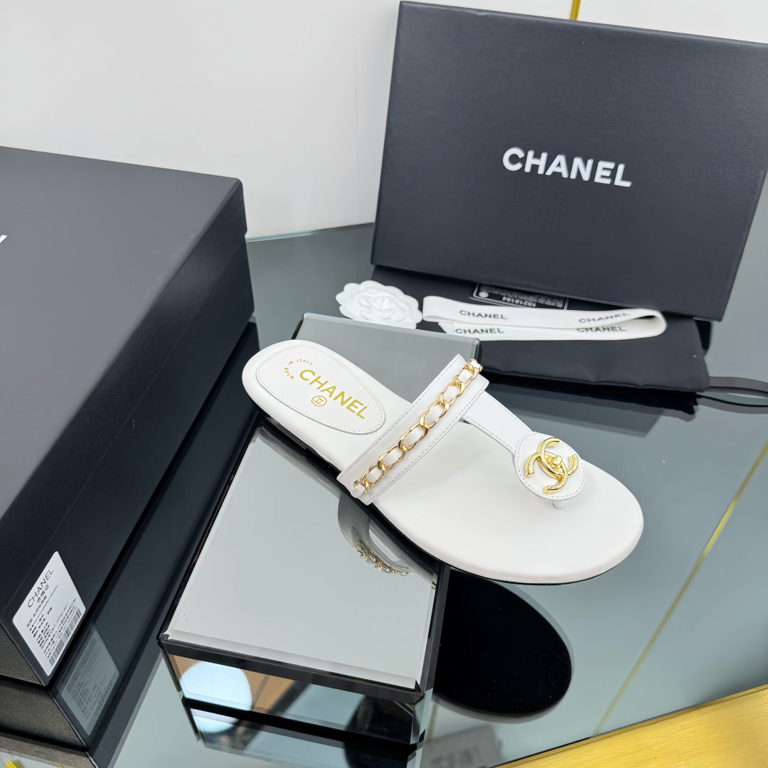 Elegant White Leather Slides Sandals With Chain Detail and CC Logo 3 cmp i1743030478183 9781 0 0