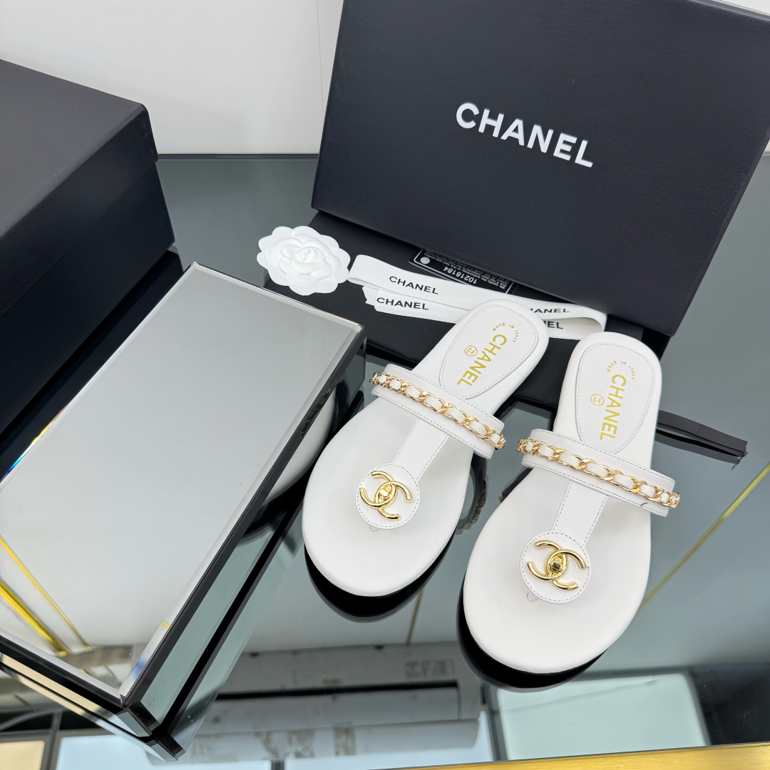 Elegant White Leather Slides Sandals With Chain Detail and CC Logo 9 cmp i1743030478218 7514 0 7