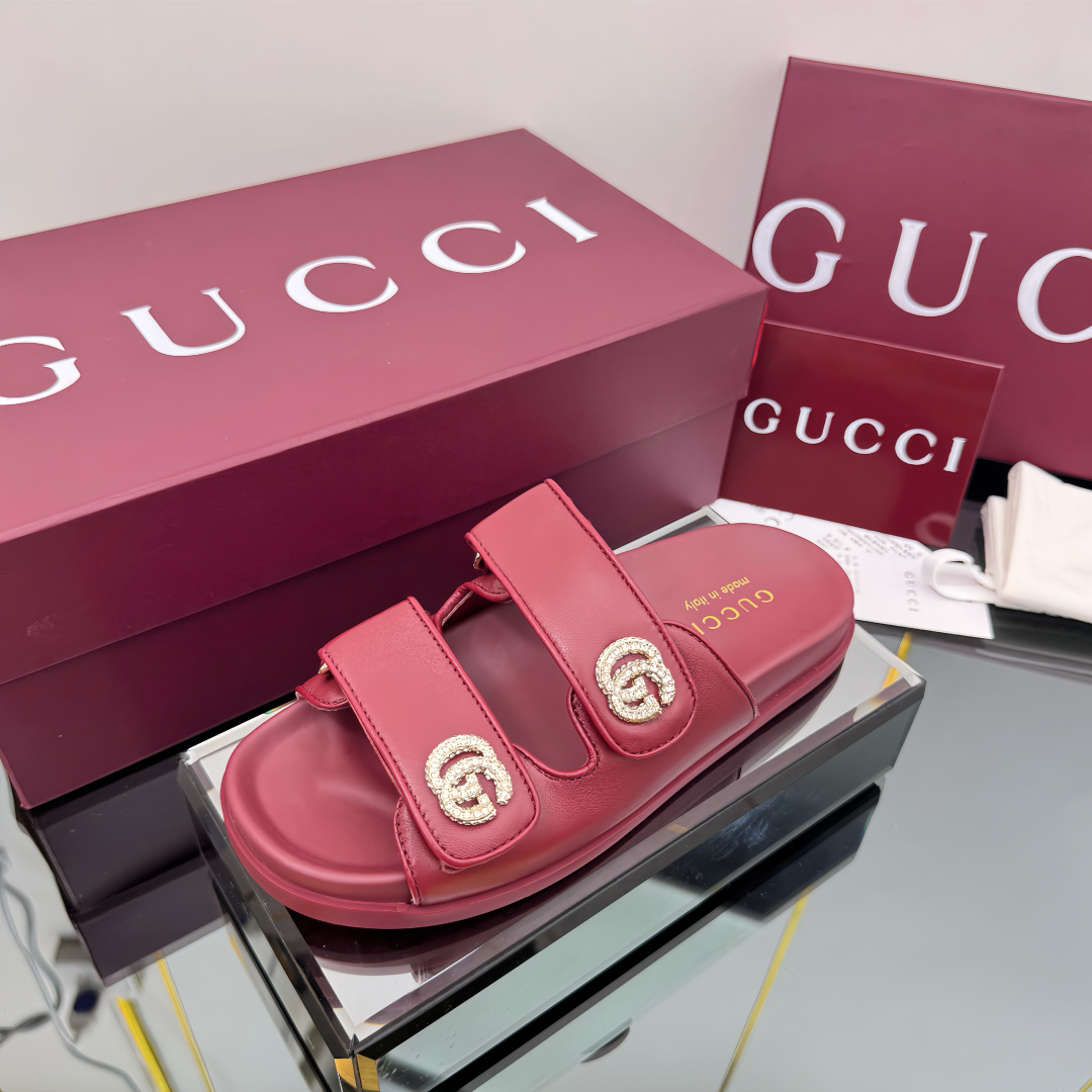 NO:256621,2025 summer new GUCCi high-end boutique Gucci early spring series decoration double GG crystal diamond buckle beach sandals lightweight Velcro casual slippers top purchasing quality!  The original version is replicated 1:1, and every detail has been carefully polished and carefully made. It can be compared with ZG, with the same quality as the ZG!  Gucci's modern design aesthetic explores a unique path of ingenuity, cleverly blending the brand's classic elements and the well-loved brand logo. This sandal embellishes the beloved double G styling accessories, injecting a low-key brand logo charm into the entire design, complementing the versatility of Velcro straps. Original custom-made imported GG diamond buckle   imported sheepskin inner/foot pad imported sheepskin lining flat heel thin sole outsole G G mold imported rubber sole size for women 35-42 (404142 custom made without return) Packaging full set of Encore wine red original packaging, slippers, gucci, gucci, sandals, slippers, sheepskin198609092025夏季新款GUCCi高端精品 古驰早春系列饰双GG水晶钻扣沙滩凉鞋轻便魔术贴休闲拖鞋顶级代购品质！原版1:1复刻,毎个细节皆经过精心打磨细腻制作.可与ZG对比如一,无二品质！ Gucci 现代设计美学探索独特匠心之路,巧妙融合品牌经典元素与备受喜爱的品牌标识.这款凉鞋缀饰备受喜爱的双G造型配件,为整个设计注入一抹低调的品牌标识魅力,与魔术贴带的多功能性相得益彰. 面料原版定制进口GG钻扣 进口羊皮 内里/垫脚进口羊皮里 鞋跟平跟薄底 大底G G模具进口橡胶底 尺码女35-42（404142定做不退换） 包装全套安可拉酒红原包装,拖鞋,gucci,gucci,sandals,slippers,sheepskin,Women's Shoes