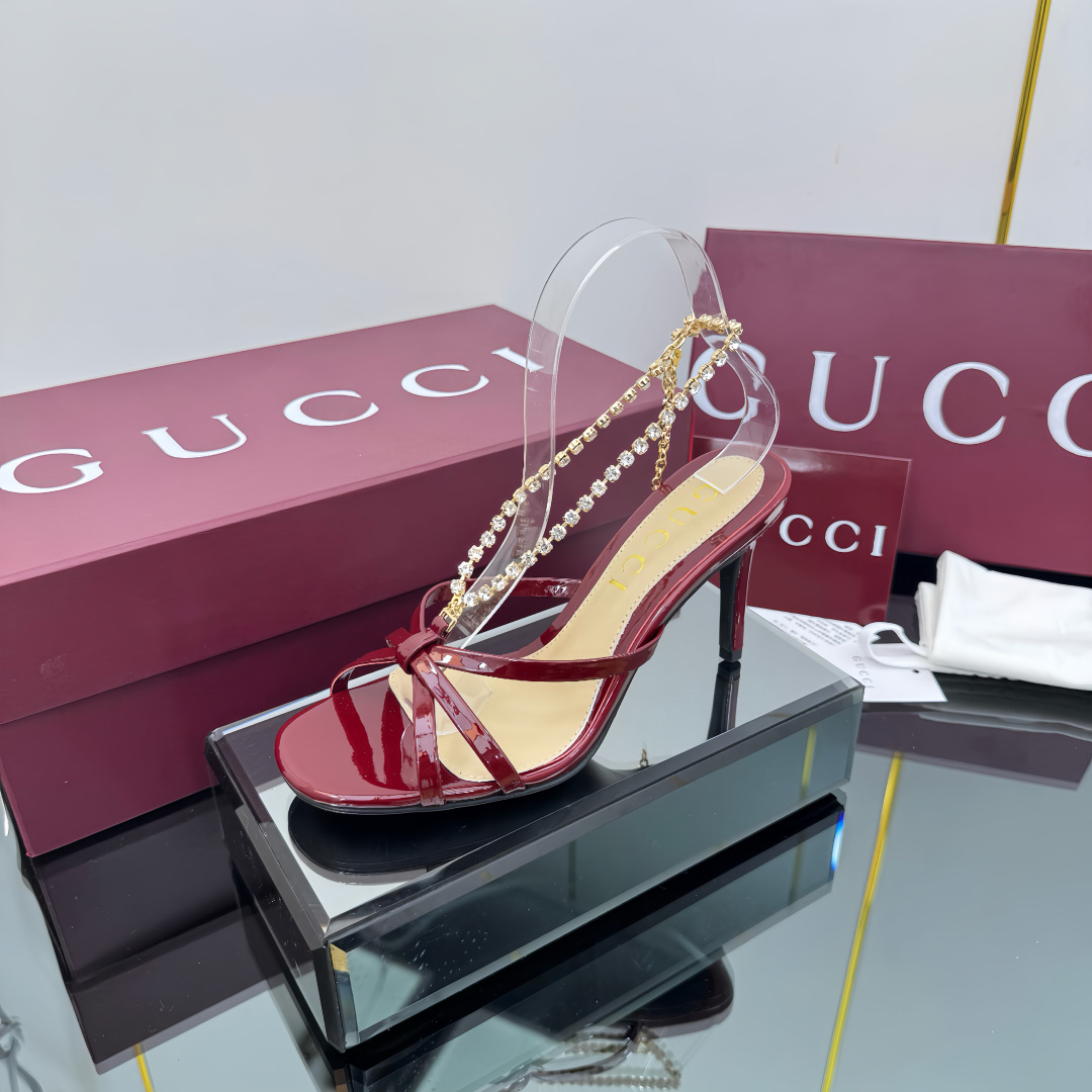 NO:260276,Gucci/Gucci 2025 Summer New Product Thin Heel Crystal Chain Sandals High Heel Letter Logo Pendant Chain Open-toe Elegant Temperament Sandals, Essentials for Shoe Cabinet Original Cover High-end Quality This sandal is made of patent leather/metal leather and G cloth, embellishing the details of the crystal chain to reveal elegance. Gucci pendant adds exquisite logo charm to this classic but exquisite item Imported patent leather/metal leather/G cloth Original 1:1 Customized crystal chain Inner Sheepskin footrest Outsole Italian genuine leather outsole Heel height 8.5 cm Size 35-42 (404142 Order) Packaging Full set of Encore Red Original High-end Packaging Italian Creation, High Heels, Gucci, Sandals, high heels, sheepskin, Leather  soles19860909Gucci/古奇2025夏季新品细跟水晶链条凉鞋 高跟字母Logo吊坠链条露趾优雅气质凉鞋,鞋柜必备款 原版套楦 高端品质 这款凉鞋采用漆皮/金属皮和G布制作,缀饰水晶链条细节,显露优雅气韵.Gucci字样吊坠为这款经典而不失精致的单品添注精美标识魅力 面料进口漆皮/金属皮/ G布 原版1:1定制水晶链条 内里 羊皮垫脚  大底意大利真皮大底 跟高8.5 cm 码数35-42(404142 订） 包装全套安可拉红色原版高端包装 意大利创作,高跟鞋凉鞋,gucci,sandals,high heels,sheepskin,Leather soles,Women's Shoes
