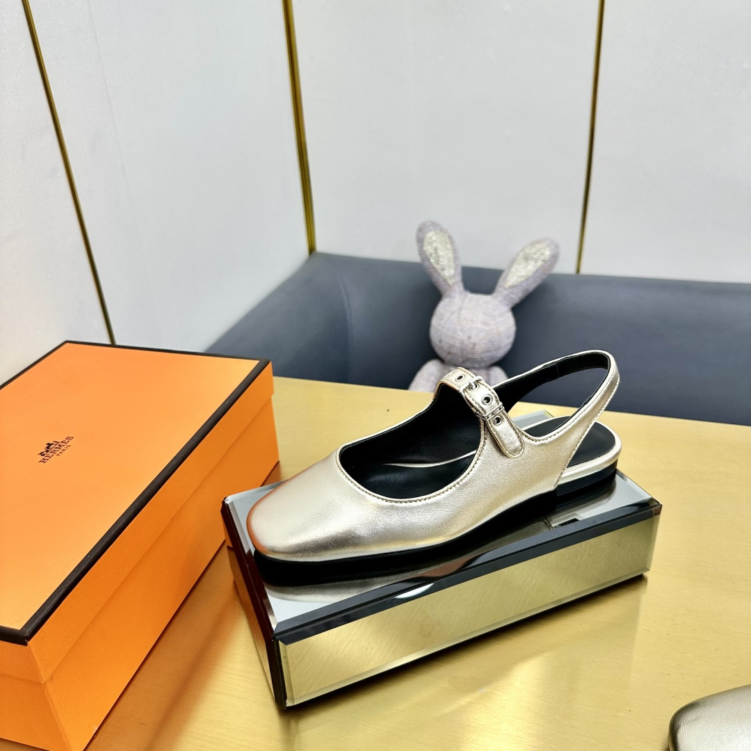 NO:224562,Hermes Hermes New Early Spring Spring and Summer Kelly Buckle Mary Jane Flat Shoes Sandals!  Color-blocked piping leather one-shaped buckle hardware buckle, paired with a retro small square head, the top is super versatile and fashionable, and it is very high-end!  Imported sheepskin with upper, inner lambskin, outsole, imported genuine leather sole from Italy!  [Please try it on, please do not step on the ground directly!  】 Size 35-41【40.41 Customized No Return and Exchange】, Mary Jane, hermes, hermes, sandals, mary jane, sheepskin, Leather soles19860909爱马仕 Hermes 早春新款 春夏新款kelly扣 玛丽珍 平底单鞋 凉鞋！ 拼色滚边皮一字扣带五金扣,搭配复古小方头,上脚超级百搭时髦,极具高级感！ 鞋面进口羊皮 内里小羊皮 大底意大利进口真皮大底！【注意试穿请不要直接踩地！】 尺码35-41【40.41定制不退换】,玛丽珍,hermes,hermes,sandals,mary jane,sheepskin,Leather soles,Women's Shoes