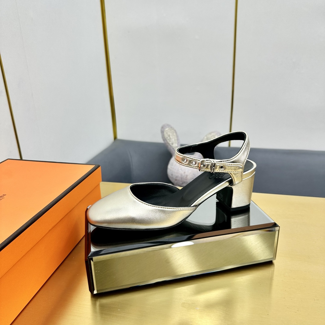 NO:224557,Top quality G203 WYSIWYG Top quality Hermes Spring and Summer latest kelly buckle fashion shoes mid-heel piping sandals classic style Matched with highly recognizable Majia hardware buckles Super versatile and stylish on the feet Super versatile and beautiful and fashionable Super many celebrities and celebrities must-have in spring and summer, random and comfortable and high-end sense of shoe face version imported cowhide inner sheepskin sole Italian leather outsole Height about 6cm Size 35-41 (40 41 custom made without return), Mary Jane, hermes, hermes, sandals, mary jane, cowhide, sheepskin, Leather soles19860909顶级品质G203所见即所得顶级品质Hermes爱马仕春夏最新kelly扣时装鞋中跟滚边凉鞋经典的版型 搭配极具辨识度的马家五金扣 上脚超级百搭好看时髦 超多明星网红种草 春夏必备 随意舒适高级感 鞋面对版进口牛皮 内里羊皮 鞋底意大利真皮大底 高度约6cm 码数35-41（40 41定做不退换）,玛丽珍,hermes,hermes,sandals,mary jane,cowhide,sheepskin,Leather soles,Women's Shoes