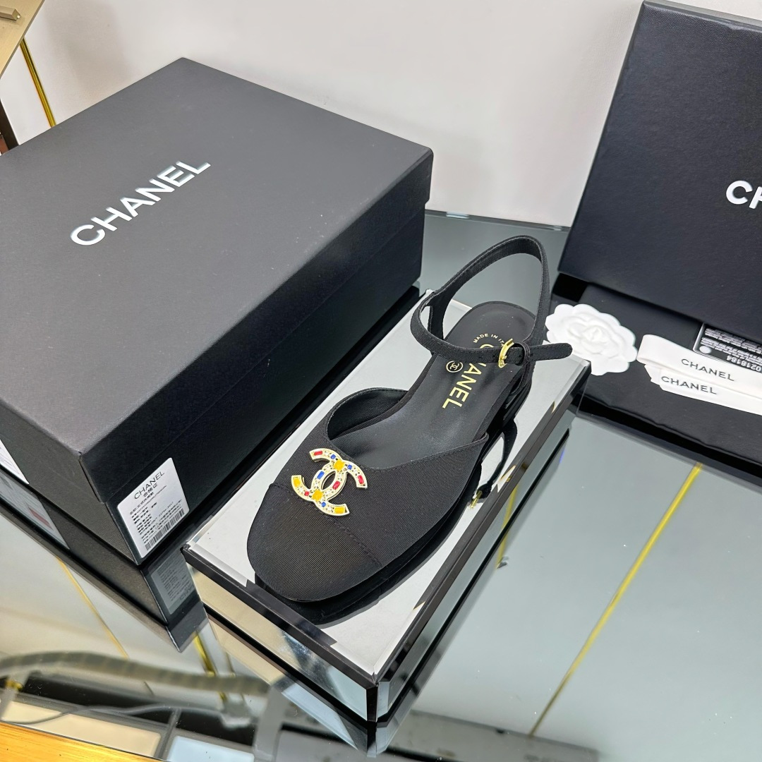 NO:224572,CHANEL Chanel's latest big double C flat-soled Mary Jane rear empty sandals, top-quality double C thick-heeled sandals in the counter, this strap-like classic design; the extraordinary double C incorporates a variety of color elements... The diversified mix and match are very beautiful and versatile, and the foot is very light. It is comfortable, super delicate and elegant thick-heeled sandals!  Upper Original imported sheepskin inner original sheepskin inner outsole Original Italian leather outsole Size 35-39, Mary Jane, chanel, chanel, sandals, mary jane, sheepskin, Leather soles19860909CHANEL 香奈儿最新大双C平底玛丽珍后空凉鞋 专柜顶级双C粗跟凉鞋,这款条带经典设计；不平凡的双C拥入了多种配色元素…多元化混搭非常好看百搭,上脚非常轻巧 舒适超级秀气优雅的一款粗跟凉鞋！ 鞋面 原版进口羊皮 内里 原版羊皮内里 大底 原版意大利真皮大底 尺码35-39,玛丽珍,chanel,chanel,sandals,mary jane,sheepskin,Leather soles,Women's Shoes