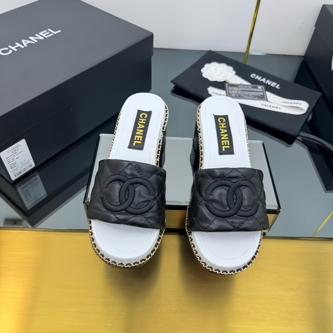 NO:256617,Top version Chanel Chanel - 2025 spring model, top double C sandals for counter This classic design; the extraordinary double C is built with a variety of color matching elements... Diversified mix and match are very beautiful and versatile, very light on the feet, comfortable, super delicate and elegant, can take care of the outdoors... Go material The upper is made of original imported sheepskin The inner is made of original sheepskin inner, outsole based on original Italian leather outsole The counter is made of high-quality packaging for women 35–40 (customized for 41) 3 colors available (black, white, pink), slippers, chanel, chanel, sandals, slippers, sheepskin, Leather soles19860909顶级版本 Chanel香奈儿——2025春款 专柜顶级双C凉鞋 这款经典设计；不平凡的双C拥入了多种配色元素…… 多元化混搭非常好看百搭,上脚非常轻巧 舒适超级秀气优雅的一款户外都能兼顾…… Go 材料 鞋面采用 原版进口羊皮 内里采用 原版羊皮内里 大底根据 原版意大利真皮大底 专柜精品包装全套女35–40（41定做） 3色可选（黑色 白色 粉色）,拖鞋,chanel,chanel,sandals,slippers,sheepskin,Leather soles,Women's Shoes