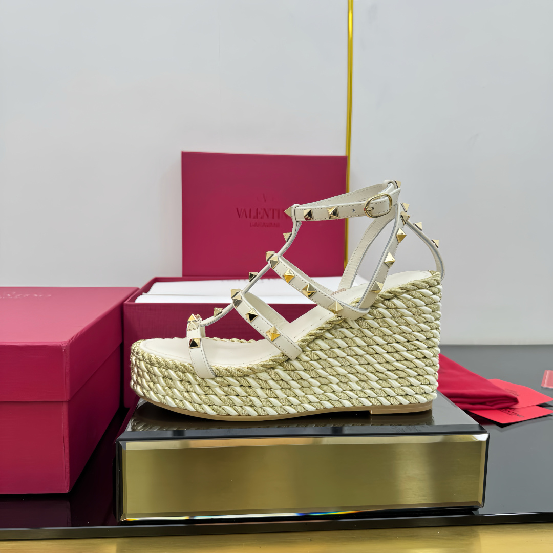 NO:242772,High-version Valentino High-version new rivet rope braided wedge sandals. Simple and super versatile. Perfect and luxurious on the feet, you can match any spring and summer clothing. The foot feels more comfortable!  The original material is perfectly replicated. The original decorative buckle is disassembled and unfolded. Cowhide surface. Cowhide inner lining. Electroplating rivet buckle. Original anti-slip rubber bottom. Three colors are in the same!  The height of gold heels is about 10cm. The front palm water platform is about 4cm. The original packaging of the counter is equipped!  SIZE35--40 (41 can be customized), sandals, valentino, valentino, sandals, cowhide, gold19860909高版本 Valentino华伦天奴 高版本新款铆钉麻绳编织坡跟凉鞋. 简约超级百搭. 上脚完美奢华可任意搭配春夏服饰. 脚感更是舒适！材质原版完美复刻. 饰扣原版拆解开模. 牛皮面.牛皮内里. 电镀铆钉饰扣. 原版防滑橡胶大底. 三色同入！黄金跟高约10cm. 前掌水台约4cm. 配置专柜原版包装！ SIZE35--40（41可订做）,凉鞋,valentino,valentino,sandals,cowhide,gold,Women's Shoes