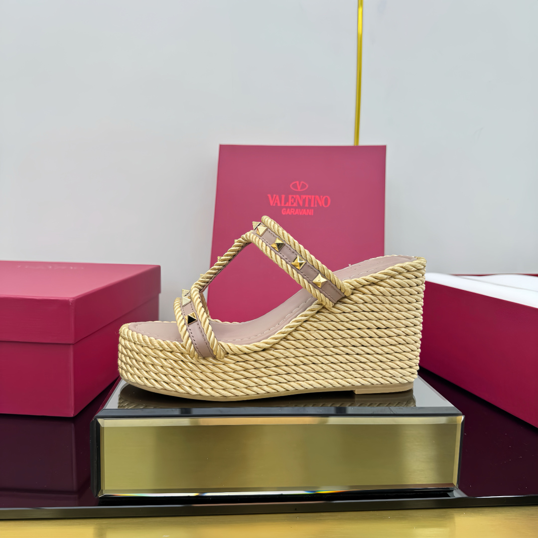 NO:260280,High-version Valentino High-version new rivet rope braided wedge sandals. Simple and super versatile. Perfect and luxurious on the feet, you can match any spring and summer clothing. The foot feels more comfortable!  The original material is perfectly replicated. The original decorative buckle is disassembled and unfolded. Cowhide surface. Cowhide inner lining. Electroplating rivet buckle. Original anti-slip rubber bottom. Three colors are in the same!  The height of gold heels is about 10cm. The front palm water platform is about 4cm. The original packaging of the counter is equipped!  SIZE35--40 (41 can be customized), sandals, valentino, valentino, sandals, cowhide, gold19860909高版本 Valentino华伦天奴 高版本新款铆钉麻绳编织坡跟凉鞋. 简约超级百搭. 上脚完美奢华可任意搭配春夏服饰. 脚感更是舒适！材质原版完美复刻. 饰扣原版拆解开模. 牛皮面.牛皮内里. 电镀铆钉饰扣. 原版防滑橡胶大底. 三色同入！黄金跟高约10cm. 前掌水台约4cm. 配置专柜原版包装！ SIZE35--40（41可订做）,凉鞋,valentino,valentino,sandals,cowhide,gold,Women's Shoes