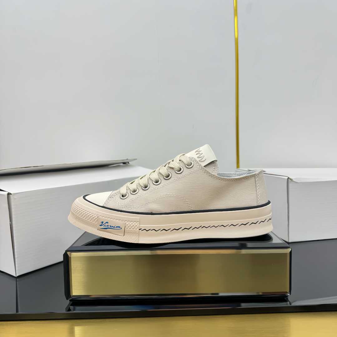 NO:256636,VISVIM SKAGWAY LO Japanese niche trendy brand low-top canvas shoes High twist cotton natural leather casual low-top canvas shoes This year's SKAGWAY LO color scheme takes a fresh route, continuing the classic design without thick soles and no old style last year. The canvas on the upper is made of Japanese local cotton and strongly twisted. The strength and texture are super high. After washing with medium-to-top strength, the color is very good. The classic materials such as ancient soft sheepskin lining, cork insoles and vibram outsoles have not changed. Size 35-40 Original packaging, casual shoes/sports shoes, sneakers, sheepskin19860909VISVIM SKAGWAY LO日本小众潮牌低帮帆布鞋 高捻棉天然皮制休闲低帮帆布鞋今年的SKAGWAY LO配色走清新路线,延续去年没有厚底没有做旧的经典设计,鞋面的帆布使用日本本土棉并强捻制成,强度质感都超高,而且经过中等偏上强度的水洗,颜色非常好看,古软羊皮质内衬、软木鞋垫和vibram大底这些经典用料没有变化. 码数35-40 原版包装,休闲鞋/运动鞋,sneakers,sheepskin,Women's Shoes