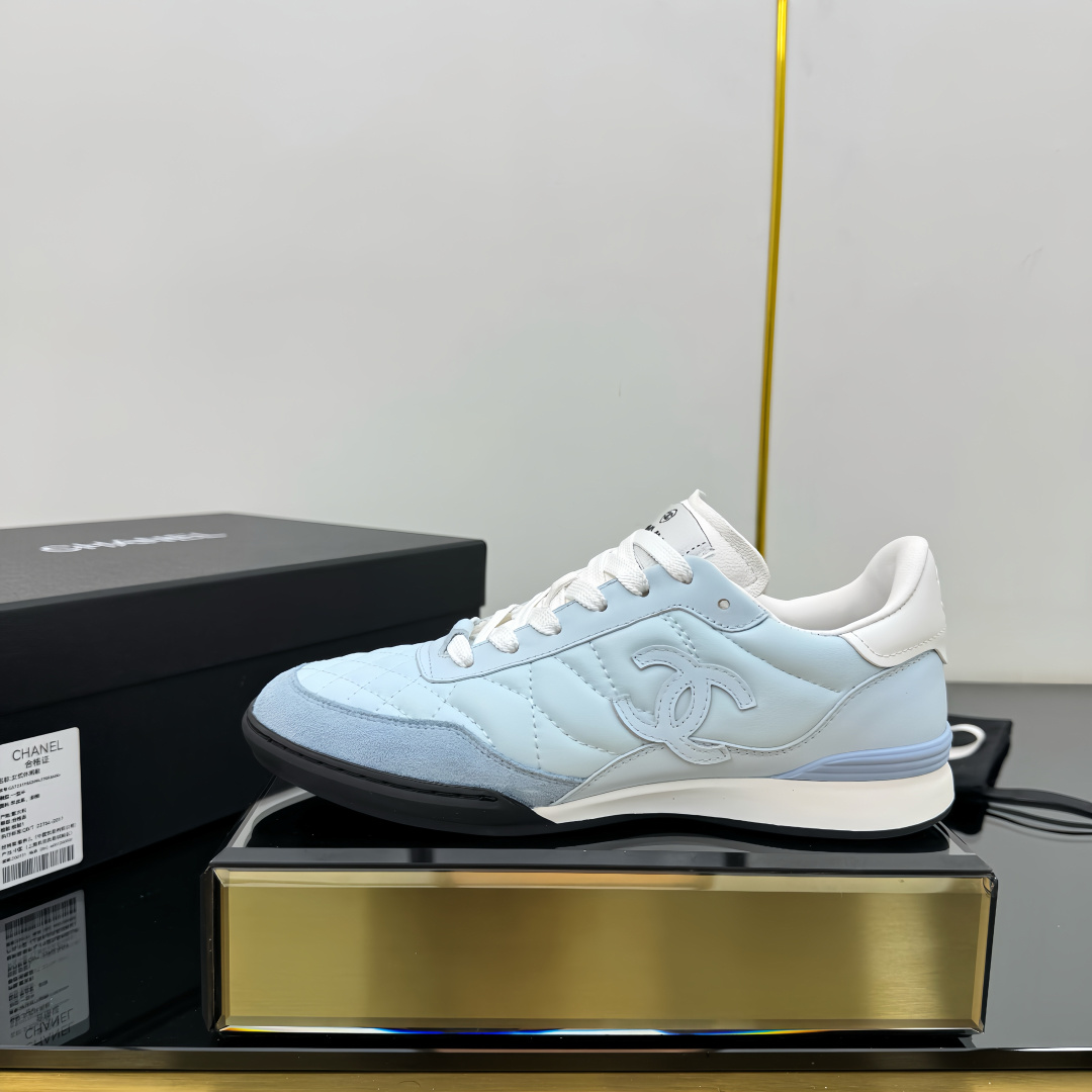 NO:256640,Top version Chanel Chanel - 2025 counter top casual sneakers This classic design; the upper has a variety of craftsmanship and electric embroidery styles; the sole is fashionable and sporty; it is an extraordinary variety of color matching elements... The diversified mix and match is very beautiful and versatile, casual, fashionable, sports, and outdoors can be taken into account... Go material The upper uses original imported mercerized velvet   double-layer breathable net The inner uses original imported breathable net Outsole based on original TPU combination sole The counter is boutique packaging for women 35–41, casual shoes/sports shoes, chanel, chanel, sneakers19860909顶级版本 Chanel香奈儿——2025专柜顶级休闲款运动鞋 这款经典设计；鞋面多种工艺电绣的风格；大底却时尚运动；不平凡的拥入了多种配色元素…… 多元化混搭非常好看百搭,休闲,时尚,运动,户外都能兼顾…… Go 材料 鞋面采用 原版进口丝光绒 双层透气网 内里采用 原版进口透气网 大底根据 原版TPU组合大底 专柜精品包装全套女35–41,休闲鞋/运动鞋,chanel,chanel,sneakers,Women's Shoes
