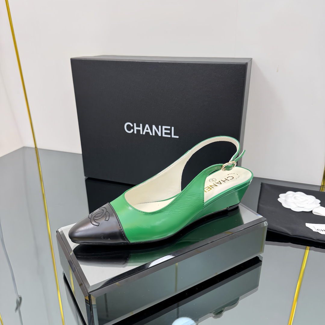 NO:256600,Chanel CHANEL25ss Spring and Summer New Heels Imported leather is high-quality and comfortable, with goddess skirts, irregular curved pointed toes, exclusive high heels for dinner series throughout the season lookbook, simple and without losing details, easy to wear without tiring feet, imported butter leather upper inner sheepskin insole sheepskin sole Italian leather outsole height 4.5CM Size35-41 (40 41 custom made without return), sandals, chanel, chanel, sandals, high heels, skirts, sheepskin, Leather soles19860909香奈儿CHANEL25ss春夏新款坡跟鞋 进口皮高级舒适,配女神们的半身裙,不规则的弧形尖头,晚宴系列专属高跟鞋贯穿整季lookbook完全戳中我,简单又不失细节,好穿不累脚 鞋面进口牛油皮 内里羊皮 鞋垫羊皮 鞋底意大利真皮大底高度4.5CM Size35-41（40 41订做不退换）,凉鞋,chanel,chanel,sandals,high heels,skirts,sheepskin,Leather soles,Women's Shoes