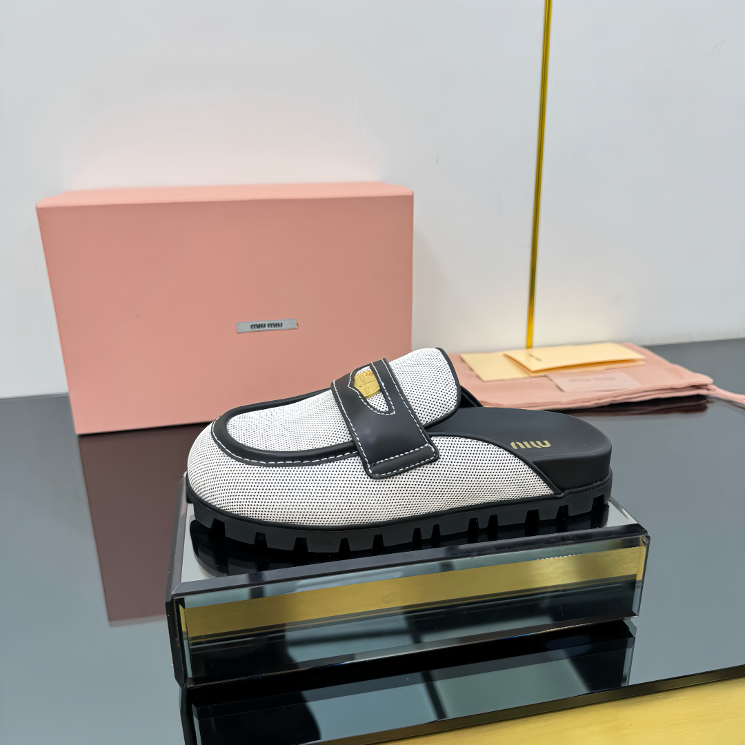 NO:256591,MiuMiu/Mu Miu 25S catwalk coin retro semi-drag. Recently, the gold coin loafers are dug up. Full of retro British feeling. By the way, there is a gold coin inlaid in the middle. It is impossible to ignore. The overall shoe shape is also very delicate and not heavy at all~~ The toe is a bit 