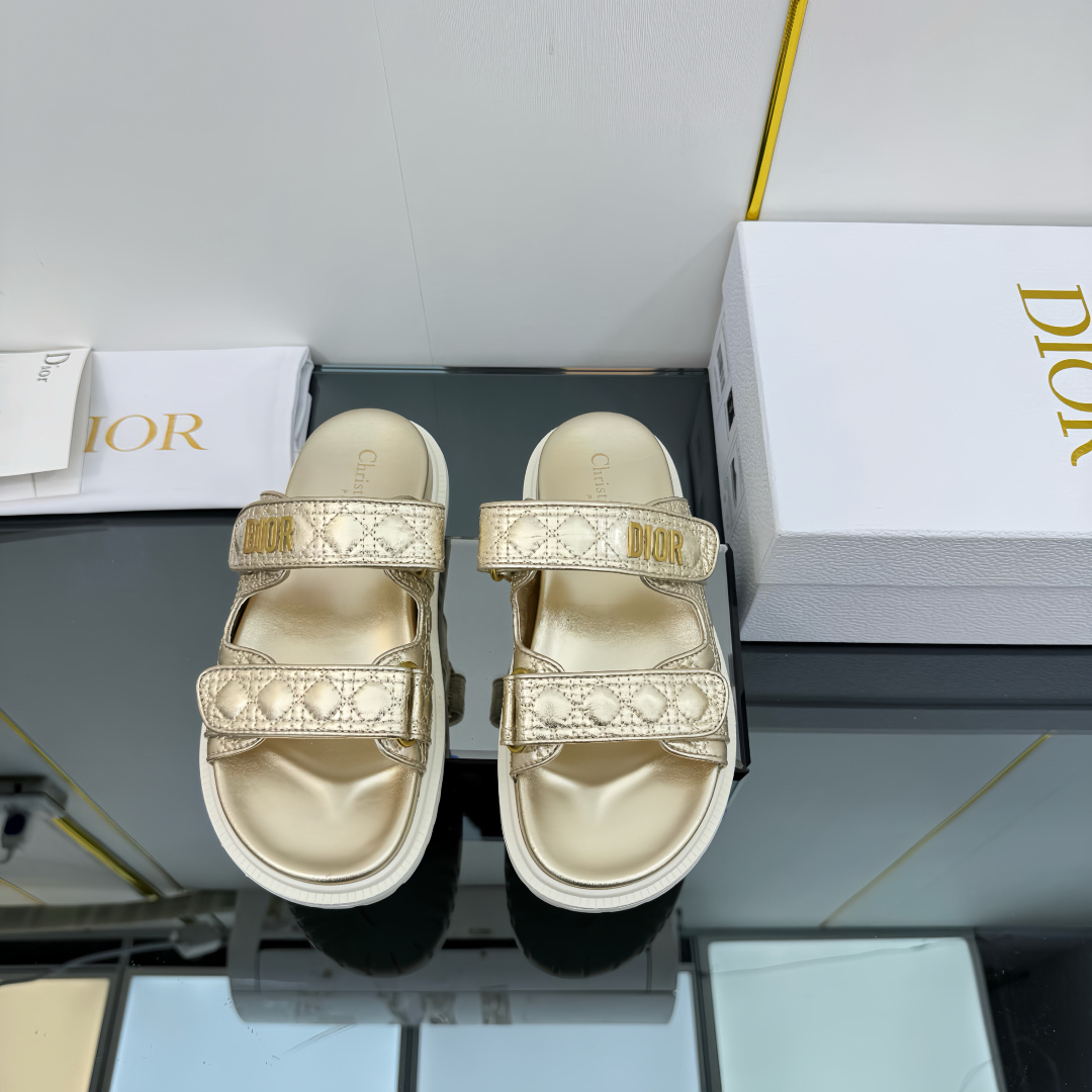 NO:259094,Dior's latest spring and summer Velcro sandals, many celebrity celebrity grass, classic design with Dior LOGO hardware embellishment, super beautiful and versatile, very soft upper imported electric embroidery, inner sheepskin, genuine open mold TPU sole Size35-41, slippers sandals, dior, dior, sandals, slippers, sheepskin19860909Dior迪奥春夏最新款魔术贴凉鞋、超多明星网红种草、经典的版型设计上迪奥LOGO五金点缀、超好看超百搭、上脚非常柔软鞋面进口电绣,内里羊皮里、正品开模TPU大底 Size35-41,拖鞋凉鞋,dior,dior,sandals,slippers,sheepskin,Women's Shoes