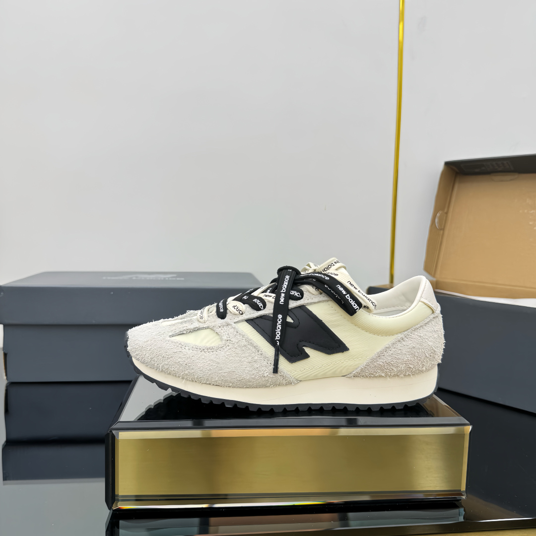 NO:256579,Couple model NEWBALANCE New Balance NB 471 retro jogging shoes same style Retro pioneer casual sports jogging shoes, Italian street style from the 1970s!  nb New Balance 471 series, a new look created with a purer retro style design. The side is also deconstructed, and the n-character logo is presented in an old embossed style. Multi-lace matching and outfit, girlish and fashionable. Original open mold combination sole, full set of packaging Size35-45, casual shoes/sports shoes, new balance, sneakers19860909情侣款 NEWBALANCE 新百伦NB 471复古慢跑鞋张同款 复古先锋休闲运动慢跑鞋,上世纪70年代的意大利街头风格！nb新百伦 全新 newbalance 471 系列,以更纯粹的复古风格设计打造的全新造型.侧身还以解构设计,将n字标志以做旧压花样式呈现 多鞋带搭配穿搭 少女感 时尚感十足 原版开模组合大底 全套包装 Size35-45,休闲鞋/运动鞋,new balance,sneakers,Women's Shoes