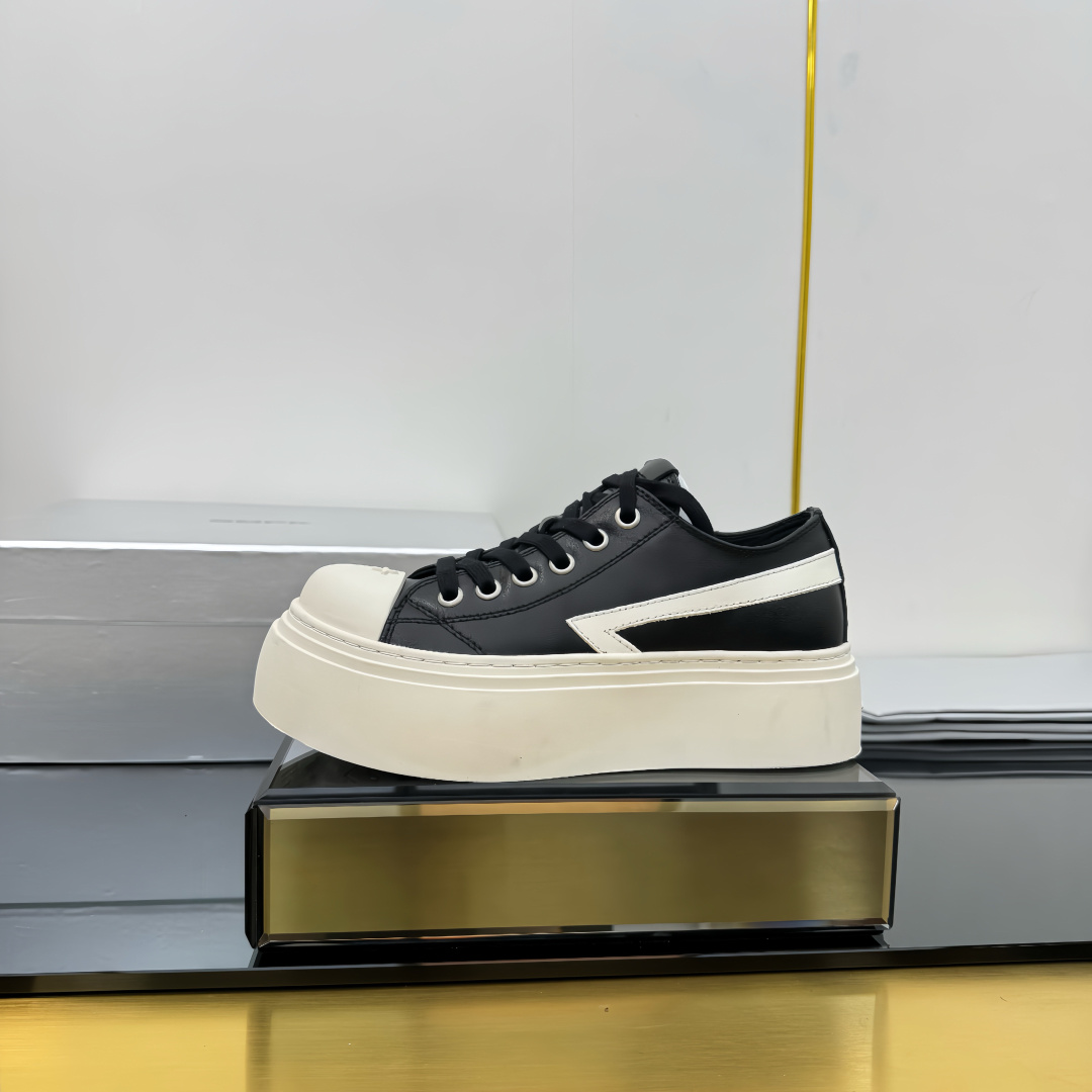 NO:256589,Cloth SMFK Niche trendy brand 25ss Spring and summer new cross flower big toe thick sole Derby shoes versatile minimalist style national trend, new work inherits many popular elements of the brand, it is bound to be very popular - canvas casual shoes Super cool dark and versatile style Made of high-density breathable canvas, equipped with moderately comfortable thick sole, details also ensure that they are safe and easy to move. Original imported custom canvas fabric/cowhide inner foot pad canvas lining 5CM sole original molded cross flower molded rubber sole Size: 35-40 (40 custom made without return or exchange), casual shoes/sports shoes, sneakers, cowhide19860909布面 SMFK 小众潮牌 25ss春夏新款 十字花 大头厚底 德比鞋 百搭的极简风国潮,新作继承了诸多品牌制胜的流行元素,势必大热—帆布休闲鞋 超级酷 黑暗百搭风 采用高密度透气帆布而成,配有高度适中的舒适厚底,细节还确保穿着稳妥不易移位 面料原版进口定制帆布面料/牛皮 内里垫脚帆布里 底厚5CM 鞋底原版开模十字花成型橡胶大底 Size:35-40（40定做不退换）,休闲鞋/运动鞋,sneakers,cowhide,Women's Shoes