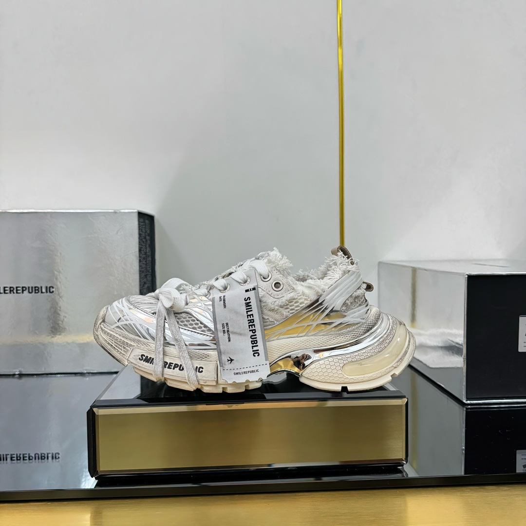 NO:248462,Smilerepublic has released new dad shoes. Fashion bloggers such as Bailu, Jin Chen, Lin Gaoyuan, Luo Yunxi, Qi Wei, Zhu Zheyuan, Zhu Zhixin, etc. posted pictures to endorse popular models. Silver surface and old style design, full of technology and high-end sense, trendy and cool retro and versatile, a perfect trendy men and women citywalk wear boots. The upper is made of high-quality imported fabrics and special materials, and is processed with advanced technology. The outsole is combined with EVA foaming and rubber and paired with electroplating decoration, making the shoes high-end and full of technology, breathable and elastic. Color silver, silver aging... Size 35--44, dad shoes, boots19860909smilerepublic 出新款老爹鞋了,白鹿、金晨、林高远、罗云熙、戚薇、朱哲远、朱志鑫等时尚博主晒图代言人气爆款.银面、做旧风格设计,科技感和高级感拉满,潮酷复古又百搭,妥妥的潮男潮女 citywalk 穿搭战靴. 鞋面采用优质进口面料和特殊材料结合,并用先进工艺加工. 大底沿用 EVA 发泡和橡胶及搭配电镀装饰组合, 使得鞋子高档又充满科技、透气 Q 弹十足. 颜色银色、银色做旧… 尺码 35--44,老爹鞋,boots,Women's Shoes