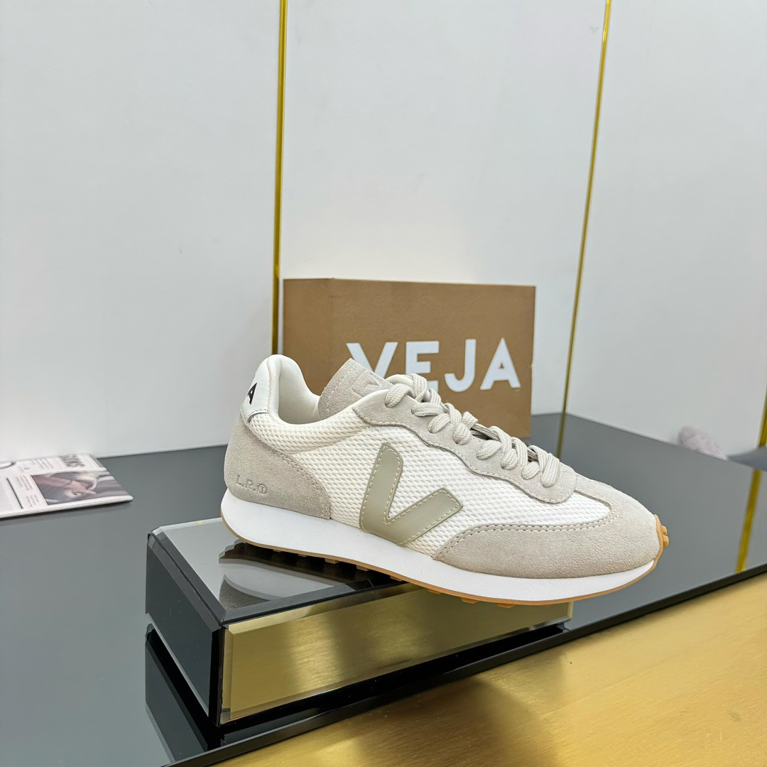 NO:245757,VEJA is a famous casual sneaker brand in France, also known as the national sneakers of France. Veja looks simple and fashionable. There is a simple 