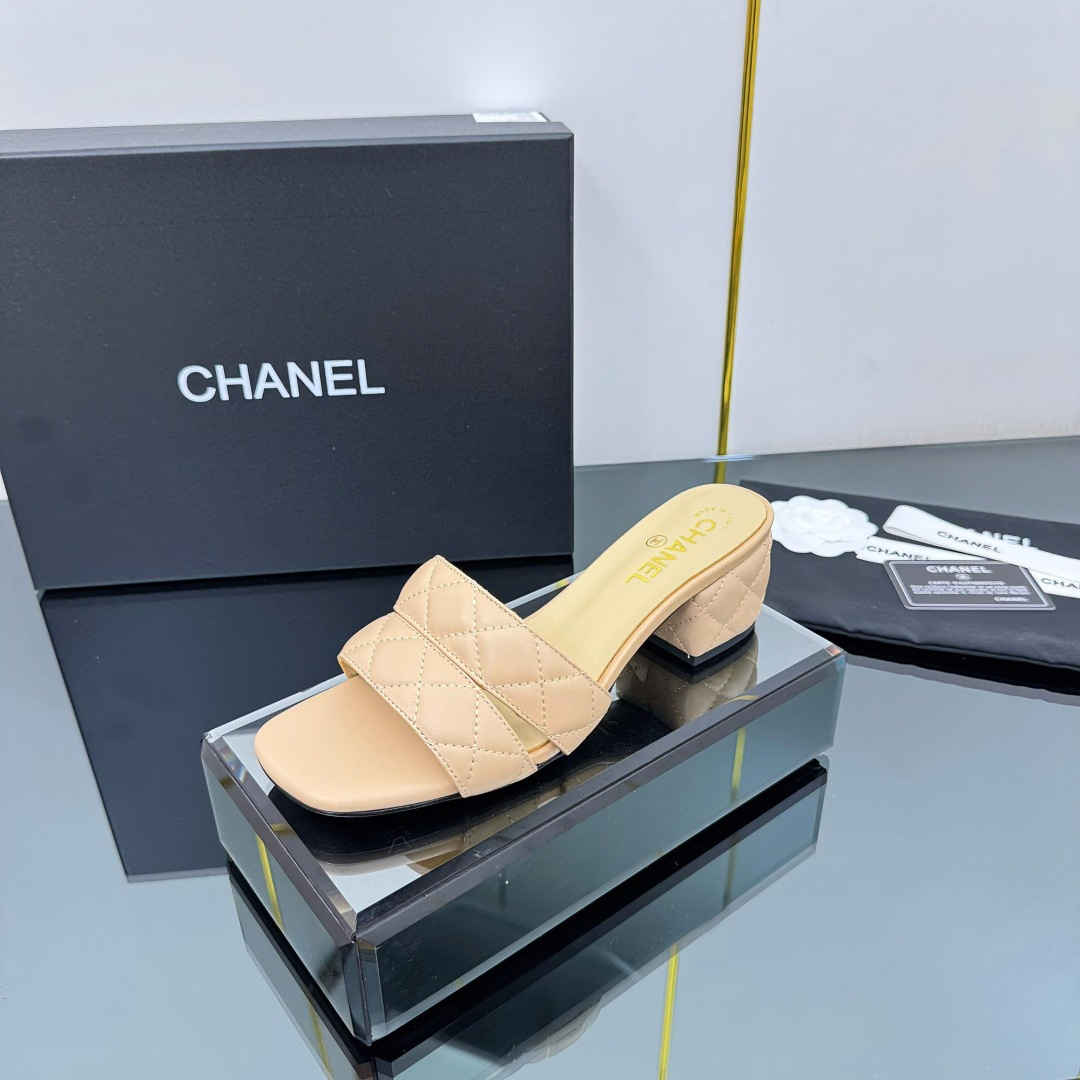 NO:409663,★Xiaoxiang New Spring and Summer Products New Sandals Electric Embroidery Classic Elements that never fade away Shows the unique style of dressing so beautiful that there is nothing to say. Must-in-class in summer... Imported sheepskin/knitted fabric with upper, mixed-bred sheepskin in the inner height 5cm, outsole Italian leather outsole Shoe size: 35-39 (40, 41 42 Customized, non-returned), slippers, sandals, slippers, sheepskin, Leather soles19860909★小香 春夏新品 专柜新款凉鞋电绣凌格永不褪去的经典元素 展现与众不同的穿搭风格美到无话可说 夏季必入款…… 鞋面进口羊皮/针织面料 内里混种羊皮 跟高5cm 大底意大利真皮大底 鞋码: 35-39（40、41 42定制不退换）,拖鞋,sandals,slippers,sheepskin,Leather soles,Women's Shoes