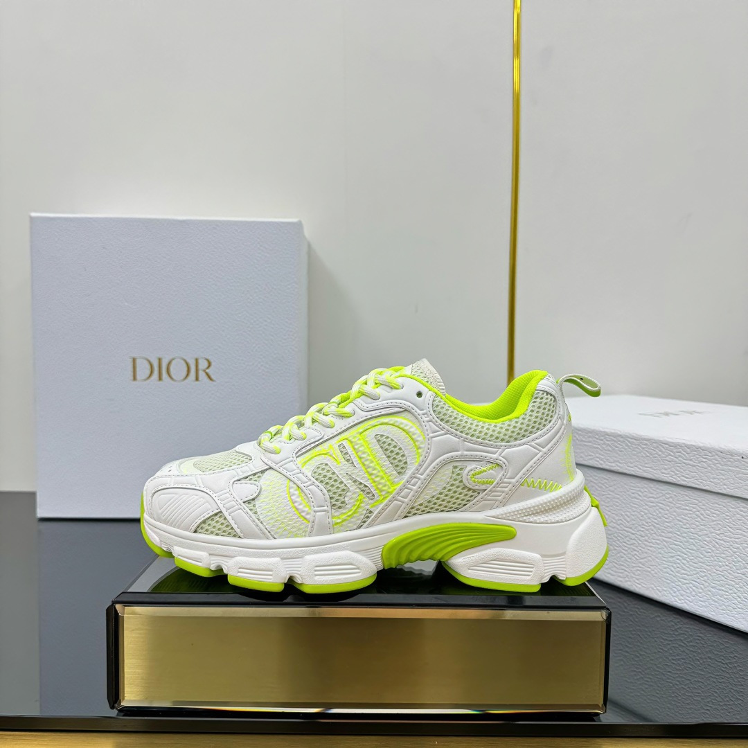 NO:248456,DIOR CHRONO DIO High-version. Original development of new TPU film super light and extremely soft combination sole. Sports style...sports shoes... dad shoes... super beautiful and amazing... celebrities and internet celebrities from all walks of life are putting on the feet... dazzling logos are classic and versatile all seasons... painting style sneakers that you can fall in love with at a glance; mix and match mesh painting art materials. CD logo outlined by thin lines on the side is unique... The quality is completely consistent with the counter. The configuration of the original packaging of the counter. SIZE35-40 (41 can be customized) 7 colors are included, dad shoes, dior, dior, sneakers19860909DIOR CHRONO 迪奥高版本. 原版开发全新TPU吸膜超轻极软组合大底. 运动风格…运动鞋..老爹鞋.. 上脚超美超赞..各路明星网红纷纷上脚..耀眼logo经典百搭四季皆宜..一眼就能爱上的绘画风格运动鞋；网面绘画艺术材质的混搭.侧面细线勾勒的CD logo别出心栽..细节满满… 品质完全与专柜一致..配置专柜原版包装. SIZE35-40（41可订做）7色同入,老爹鞋,dior,dior,sneakers,Women's Shoes