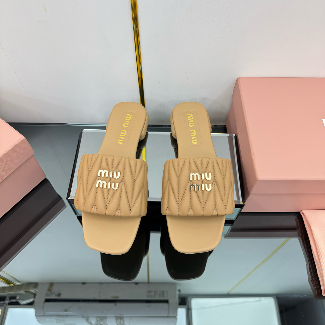 NO:404351,Top version, full sheepskin, super soft sheepskin footbed!  !  !  Miumiu2025ss Spring and Summer New High Heeled Lambskin Sandals and Slippers Top Version ————————— Zp Development Original Disassembly, Rhombus, Strip, Snap, Snap, Snap, Snap, Snap, Snap, Snap, Snap, Snap, Snap, Snap, Snap, Snap, Snap, Snap, Snap, Snap, Snap, Snap, Snap, Snap, Snap, Snap, Snap, Snap, Snap, Snap, Snap, Snap, Snap, Snap, Snap, Snap, Snap, Snap, Snap, Snap, Snap, Snap, Snap, Snap, Snap, Snap, Snap, Snap, Snap, Snap, Snap, S  The lambskin is super soft and glutinous, and the comfort is super high!  Shoe face version diamond lambskin sole Italian leather outsole heel height 5.5 size 35-41, slippers, miumiu, sandals, slippers, sheepskin, Leather soles19860909顶级版本,全羊皮,超软羊皮垫脚！！！ miumiu2025ss春夏新款高跟底小羊皮凉鞋拖鞋顶级版本 ————————— Zp开发 原版拆卸 对版菱格纹 秒杀市面普通版本,miumiu真的太少女啦！小羊皮超级软糯 舒适度超高！ 鞋面对版菱格小羊皮鞋底意大利真皮大底跟高5.5 码数35-41,拖鞋,miumiu,sandals,slippers,sheepskin,Leather soles,Women's Shoes