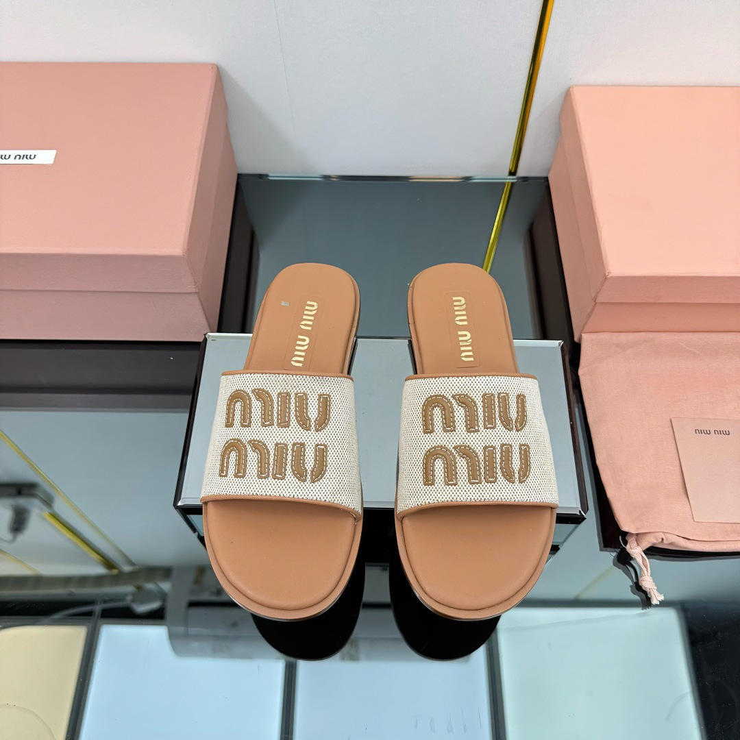 NO:404356,: Genuine leather sole Miu Miu 2025 upgrade technology to create fine products, classic fashion model 1:1 open mold and flash sale all versions of European and American celebrities and celebrities, big love fashion versatile trendy slippers ♀ Upper imported Italian leather fur, Neli goatskin, outsole, Italian imported leather outsole/rubber sole, size 35-40 (41 size custom made without return or exchange) Original full set of packaging, slippers, miumiu, slippers, sheepskin, Leather soles19860909:真皮底  Miu缪缪2025升级工艺打造精品,经典时尚款1:1开模秒杀市场一切版本欧美名媛明星网红的大爱款时尚百搭潮流拖鞋♀ 鞋面进口意大利皮皮草 内里山羊皮 大底意大利进口真皮大底/橡胶底 码数35一40（41码定做不退不换）  原版全套包装,拖鞋,miumiu,slippers,sheepskin,Leather soles,Women's Shoes