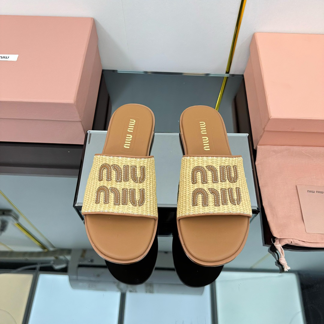 NO:260558,:Rubber sole :Real leather sole Miu upgrades craftsmanship to create fine products, classic fashion model 1:1 open mold and flash sale all versions of European and American celebrities and celebrities, big love fashion versatile trendy slippers ♀ Upper imported Italian leather fur, inner goatskin, outsole, Italian imported leather outsole/rubber sole, size 35-40 (41 size custom made without return or exchange) Original full set of packaging, slippers, miumiu, slippers, sheepskin, Leather soles19860909:橡胶底  :真皮底  Miu缪缪升级工艺打造精品,经典时尚款1:1开模秒杀市场一切版本欧美名媛明星网红的大爱款时尚百搭潮流拖鞋♀ 鞋面进口意大利皮皮草 内里山羊皮 大底意大利进口真皮大底/橡胶底 码数35一40（41码定做不退不换）  原版全套包装,拖鞋,miumiu,slippers,sheepskin,Leather soles,Women's Shoes