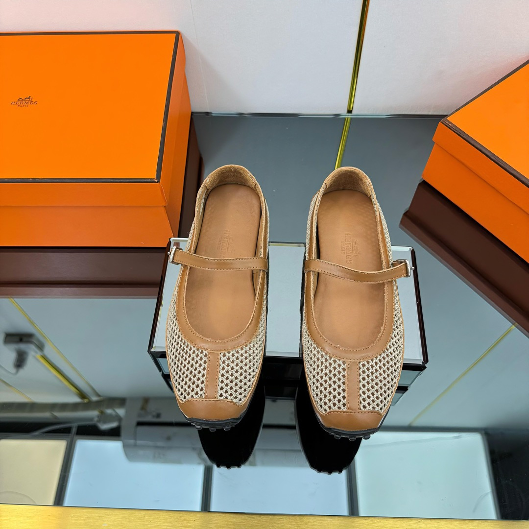 NO:245782,Hermès/Hermès 25s new product hollowing out, casual Mary Jane, the new season of horse breeders, starts with the feet, the color scheme is very high-end, the foot is very fashionable, the comfort is directly filled with two models, huge soft and breathable, the foot feels full, the foot looks super good, the eyes are closed!  The fabric is made of original custom leather, the inner foot pads are all sheepskin Original open mold custom anti-slip sole size35-39 (customized by 40/41), ballet shoes, hermes, hermes, mary jane, sheepskin19860909Hermès/爱马仕25s新品镂空 休闲玛丽珍 新一季养马人的配货 从脚开始 配色很高级 上脚特别洋气 舒适感直接拉满的两款 巨软又透气 脚感满分 上脚超好看 闭眼入！ 面料采用原版定制皮料 内里垫脚均为羊皮 原版开模定制防滑大底 size35-39（40/41定制）,芭蕾舞鞋,hermes,hermes,mary jane,sheepskin,Women's Shoes