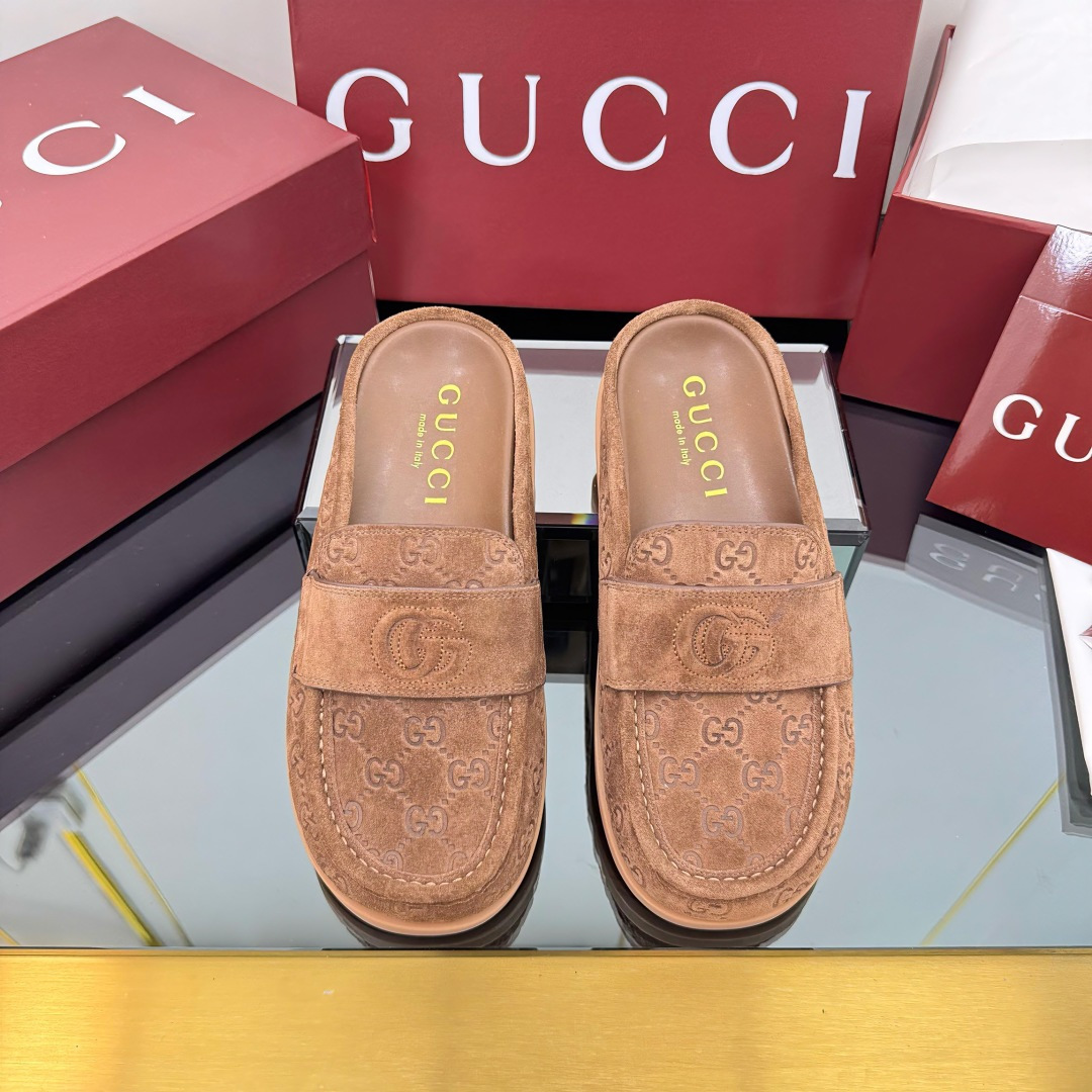 NO:411261,New thick-soled GuCci interlocking embroidered large G horizontal belt mules, mini GG embossed bag-toe slippers, Berken semi-trailed official website synchronized, the original version is copied one by one, the highest version is all the same as YB, and the product is made all year round. The fabric is imported G G embossed serpent leather, inner water dyed silk sheepskin lining, size.  35-41 Female 404142 Customized, non-return and exchange) Outsole.  Original mold GG letter rubber bottom + 2 cm water table Packaging full set of encore red original packaging, semi-torch, gucci, slippers, sheepskin19860909新品厚底GuCci互扣式刺绣大G横带穆勒鞋 迷你GG压纹包头拖鞋勃肯半拖官网同步,原版一比一复制,最高版本所有材质细节均与YB一致 常年做货. 面料进口G G压花绒面鹿皮 内里水染丝绸羊皮里 尺码 ．35-41女404142 定制不退换） 大底．原版模具GG字母橡胶底+ 2厘米水台 包装全套安可拉红色原版包装,半拖,gucci,slippers,sheepskin,Women's Shoes