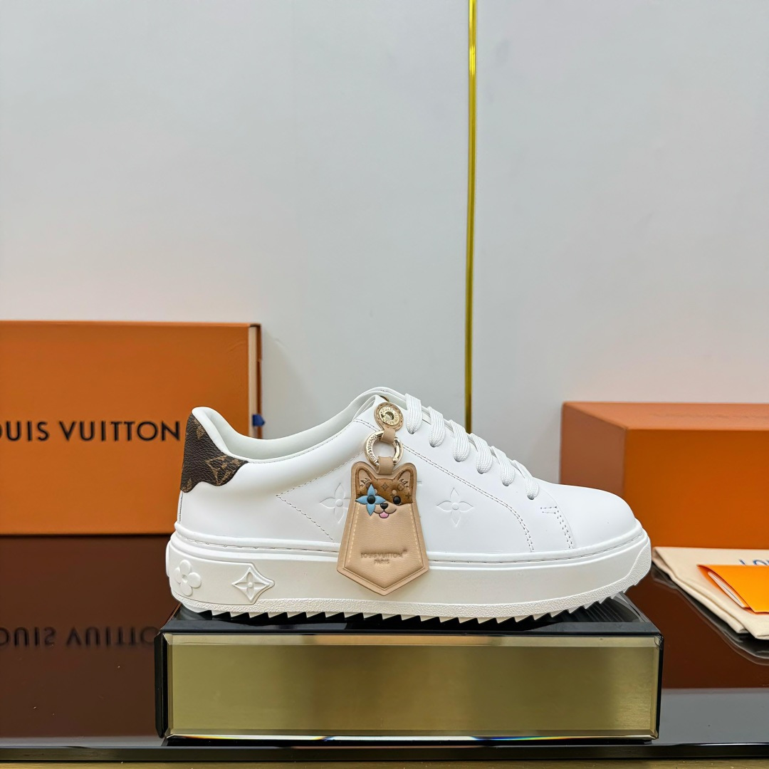 NO:248475,Men's LV couple's thick-soled white shoes series Classic series uses imported cowhide and oil-edged craftsmanship. I love it. The side-print logo is simple and not simple. The elements are full of elements. I love the feet and are super good-looking. I recommend you to enter, the foot feel is invincible, the top quality is delicate and the texture is comparable to zp inner foot pad original consistent cowhide. The original mold opening Tpu outsole is the same as ever, and the details are impeccable. Please distinguish it from cheap goods on the market. Size women's 35-40 39-44 full set of packaging, casual shoes/sports shoes, louis vuitton, sneakers, cowhide19860909男 LV 情侣款厚底小白鞋系列 经典系列 采用进口牛皮 油边工艺 爱了爱了,侧身印花logo简约不简单,元素满满的爱上脚超级好看 推荐你们入 、脚感无敌、顶级品质 质感细腻媲美zp 内里垫脚原版一致牛皮.原版开模Tpu大底,品质一如既往,细节无可挑剔.请区分于市面廉价货 Size女35-40 39-44 全套包装,休闲鞋/运动鞋,louis vuitton,sneakers,cowhide,Women's Shoes