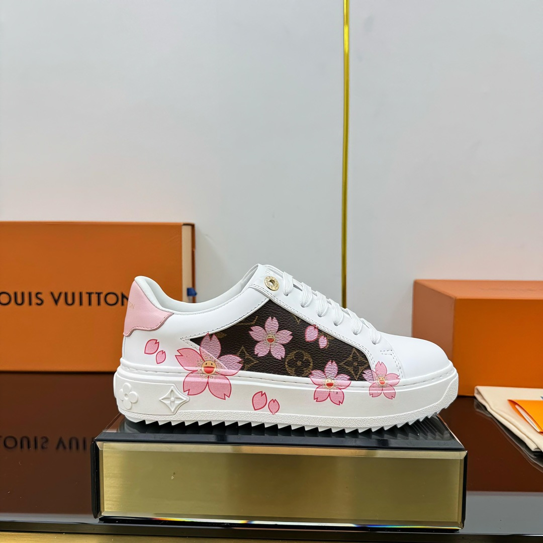 NO:248471,Men's LV couple's thick-soled white shoes series Classic series uses imported cowhide and oil-edged craftsmanship. I love it. The side-print logo is simple and not simple. The elements are full of elements. I love the feet and are super good-looking. I recommend you to enter, the foot feel is invincible, the top quality is delicate and the texture is comparable to zp inner foot pad original consistent cowhide. The original mold opening Tpu outsole is the same as ever, and the details are impeccable. Please distinguish it from cheap goods on the market. Size women's 35-40 full package, casual shoes/sports shoes, louis vuitton, sneakers, cowhide19860909男 LV 情侣款厚底小白鞋系列 经典系列 采用进口牛皮 油边工艺 爱了爱了,侧身印花logo简约不简单,元素满满的爱上脚超级好看 推荐你们入 、脚感无敌、顶级品质 质感细腻媲美zp 内里垫脚原版一致牛皮.原版开模Tpu大底,品质一如既往,细节无可挑剔.请区分于市面廉价货 Size女35-40  全套包装,休闲鞋/运动鞋,louis vuitton,sneakers,cowhide,Women's Shoes