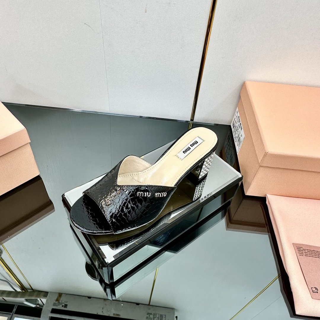 NO:248449,Miumiu2025ss Spring and Summer New Heels Patent Leather Sandals and Slippers Top Version —————————— Zp Development Original Disassembly, Rhombus, Snap, Snap, Snap, Snap, Snap, Snap, Snap, Snap, Snap, Snap, Snap, Snap, Snap, Snap, Snap, Snap, Snap, Snap, Snap, Snap, Snap, Snap, Snap, Snap, Snap, Snap, Snap, Snap, Snap, Snap, Snap, Snap, Snap, Snap, Snap, Snap, Snap, Snap, Snap, Snap, Snap, Snap, Snap, Snap, Snap, Snap, Snap, Snap, Snap, S  Super soft and glutinous, super comfortable!  Heel height 5.5 shoe face version diamond patent leather sole Italian leather outsole size 35-41. (41 custom made), slippers, miumiu, sandals, slippers, Leather soles19860909miumiu2025ss春夏新款跟鞋漆皮凉鞋拖鞋 顶级版本  ————————— Zp开发 原版拆卸 对版菱格纹 秒杀市面普通版本,miumiu真的太少女啦！超级软糯 舒适度超高！ 跟高5.5 鞋面对版菱格漆皮 鞋底意大利真皮大底 码数35-41.（41定做）,拖鞋,miumiu,sandals,slippers,Leather soles,Women's Shoes