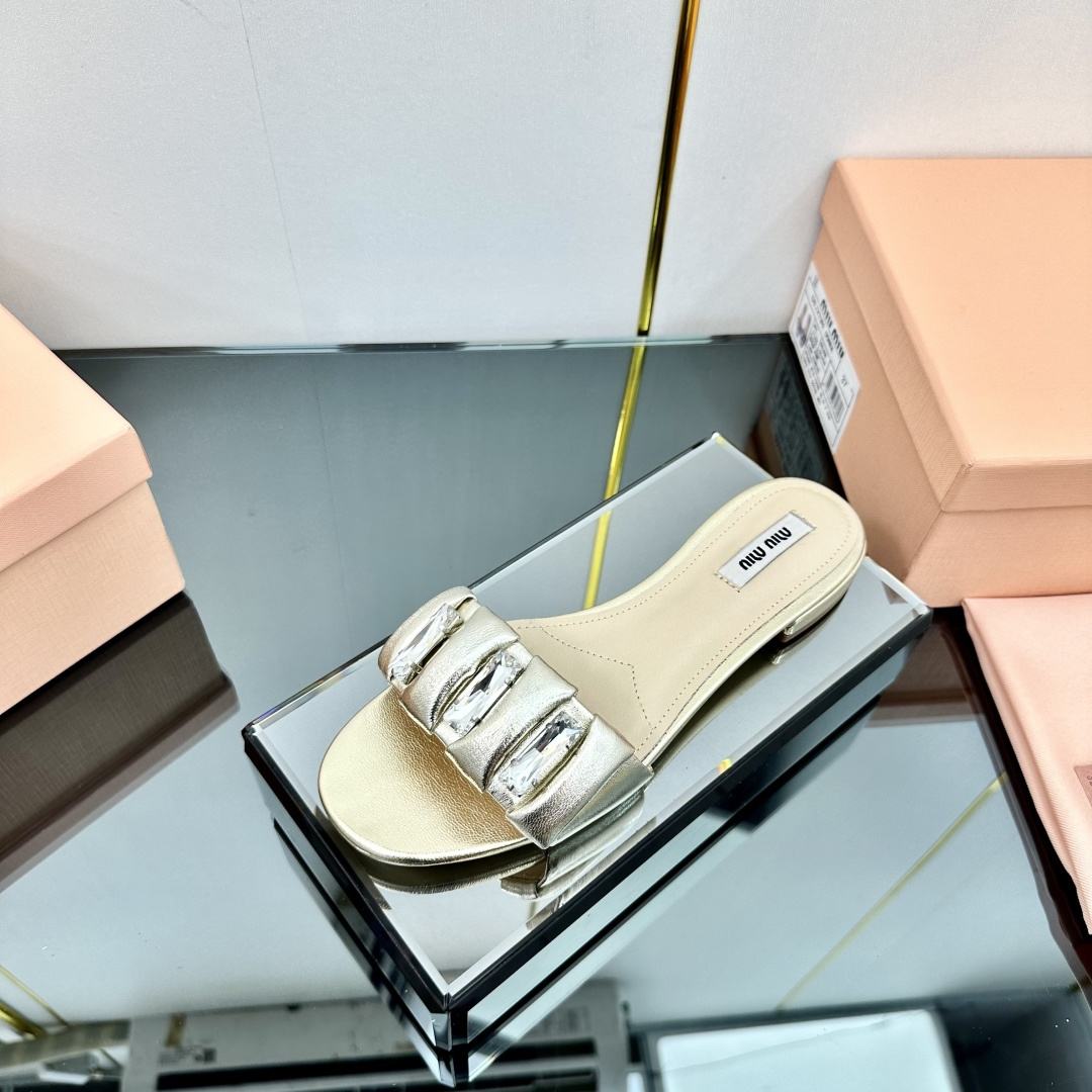 NO:248447,MiuMiu Miu Miu Miu 2025 new diamond-inlaid flip flops, sweet and salty Meow Girl. The simple design upper adds a lot of girlish heart to this sandals. Original 11 development, major stars, Internet celebrities, skin-friendly and soft, must-have for summer. The upper surface is diamond-inlaid and has a sense of luxury. The fabric is completely suitable for the soft little sheepskin!  Imported leather sole from Italy!  Heel height 1cm Size: 35-41 (41 custom made without return or replacement), slippers, miumiu, slippers, sheepskin, Leather soles19860909MiuMiu谬谬2025春夏新款镶钻一字拖鞋 可甜可盐的喵喵女孩 简约设计的鞋面给这款凉拖增添不少少女心. 原版 11开发,各大明星 网红的热爱款 ,亲肤柔软夏季必备款 鞋面外表镶钻贵气感十足 面料完全对版的柔软小绵羊皮！ 意大利进口真皮大底！ 跟高1cm 码数:35-41（41定做不退不换),拖鞋,miumiu,slippers,sheepskin,Leather soles,Women's Shoes