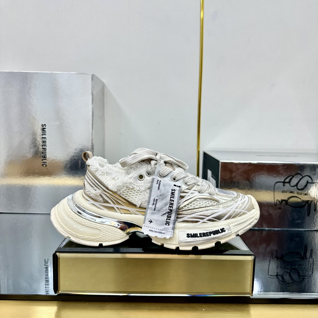 NO:248445,Smilerepublic has released new dad shoes. Fashion bloggers such as Bailu, Jin Chen, Lin Gaoyuan, Luo Yunxi, Qi Wei, Zhu Zheyuan, Zhu Zhixin, etc. posted pictures to endorse popular models. Silver surface and old style design, full of technology and high-end sense, trendy and cool retro and versatile, a perfect trendy men and women citywalk wear boots. The upper is made of high-quality imported fabrics and special materials, and is processed with advanced technology. The outsole is combined with EVA foaming and rubber and paired with electroplating decoration, making the shoes high-end and full of technology, breathable and elastic. Color silver, silver aging... Size 35--44, dad shoes, boots19860909smilerepublic 出新款老爹鞋了,白鹿、金晨、林高远、罗云熙、戚薇、朱哲远、朱志鑫等时尚博主晒图代言人气爆款.银面、做旧风格设计,科技感和高级感拉满,潮酷复古又百搭,妥妥的潮男潮女 citywalk 穿搭战靴. 鞋面采用优质进口面料和特殊材料结合,并用先进工艺加工. 大底沿用 EVA 发泡和橡胶及搭配电镀装饰组合, 使得鞋子高档又充满科技、透气 Q 弹十足. 颜色银色、银色做旧… 尺码 35--44,老爹鞋,boots,Women's Shoes