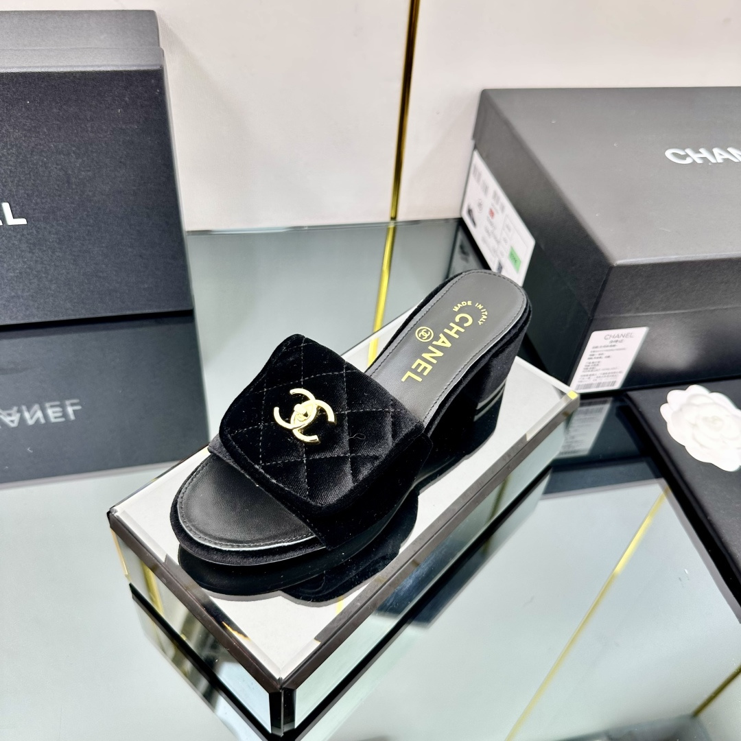 NO:248441,High-version Xiaoxiangjia Sandals CHANE*｜, big hit!  Xiaoxiang 2025a official website Chanel spring and summer rear-air sandals series new loafers full of retro style. Delicate shoe shape looks very likable, with a small round toe that sets off the feet and makes people look thin. The foot is a retro sentimental shoes of the past, new European and American catwalks, hot products 1 Original custom-made cowhide/original mold opening hardware 2 Original inner sheepskin 3 Big sole: original mold opening sole. 4 size 35-41 (40 41 custom made without return or exchange), slippers, chanel, chanel, chanel, loafers, sandals, slippers, cowhide, sheepskin19860909高版本小香家凉鞋CHANE*｜,大爆款！小香2025a官网香奈儿春夏后空凉拖鞋系列新品乐福鞋满满的复古风 秀气的鞋型 看着就很讨喜,小圆头 衬托脚也变得瘦瘦的,上脚给人就是一年代的复古情怀鞋、欧美走秀新款,爆款产品 1原版定制面牛皮/原版开模五金 2原版内里羊皮 3大底:原版开模底. 4码数35-41（40 41定做不退换）,拖鞋,chanel,chanel,chanel,loafers,sandals,slippers,cowhide,sheepskin,Women's Shoes