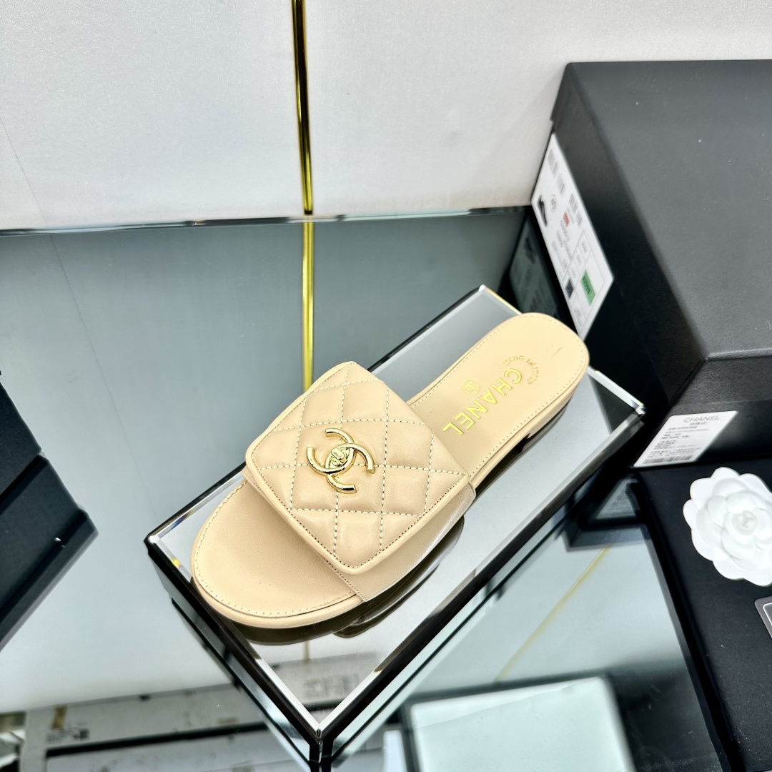 NO:248443,High-version Xiaoxiangjia Sandals CHANE*｜, big hit!  Xiaoxiang 2025a official website Chanel spring and summer rear-air sandals series new loafers full of retro style. Delicate shoe shape looks very likable, with a small round toe that sets off the feet and makes people look thin. The foot is a retro sentimental shoes of the past, new European and American catwalks, hot products 1 Original custom-made cowhide/original mold opening hardware 2 Original inner sheepskin 3 Big sole: original mold opening sole. 4 size 35-41 (40 41 custom made without return or exchange), slippers, chanel, chanel, chanel, loafers, sandals, slippers, cowhide, sheepskin19860909高版本小香家凉鞋CHANE*｜,大爆款！小香2025a官网香奈儿春夏后空凉拖鞋系列新品乐福鞋满满的复古风 秀气的鞋型 看着就很讨喜,小圆头 衬托脚也变得瘦瘦的,上脚给人就是一年代的复古情怀鞋、欧美走秀新款,爆款产品 1原版定制面牛皮/原版开模五金 2原版内里羊皮 3大底:原版开模底. 4码数35-41（40 41定做不退换）,拖鞋,chanel,chanel,chanel,loafers,sandals,slippers,cowhide,sheepskin,Women's Shoes