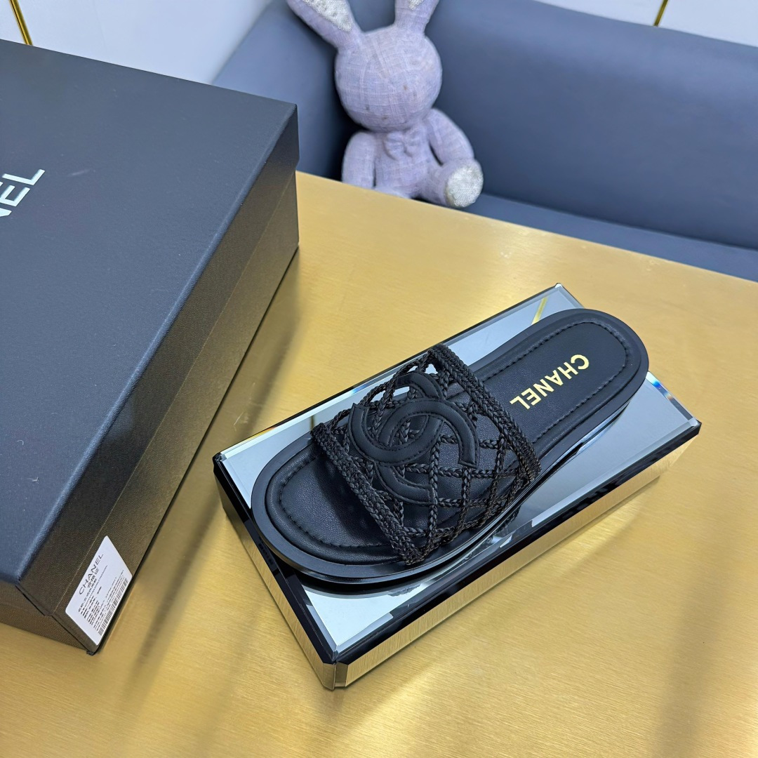 NO:248451,The new CHANEL Chanel white slippers in spring and summer 2025 show luxurious style. The upper is decorated with iconic double C elements, paired with exquisite plaid weaving, light and elegant, and the details are full of brand recognition. The simple flat design fits the foot shape and brings a comfortable wearing experience. Whether it is paired with casual shorts, skirts, or simple suits, it can easily enhance the sense of fashion, highlight the wearer's exquisite taste and elegant temperament, and is an excellent item for fashion people to create exquisite shapes. Color black and white, Italian leather sole, original full package, slippers, chanel, chanel, slippers, skirts, shorts198609092025春夏新款CHANEL香奈儿这款白色拖鞋,尽显奢华格调.鞋面饰以标志性双 C 元素,搭配精致格纹编织,轻盈又优雅,细节之处满是品牌辨识度.简约的平底设计,贴合脚型,带来舒适穿着体验.无论是搭配休闲的短裤、裙装,还是简约的套装,都能轻松提升时尚感,彰显穿着者的精致品味与优雅气质,是时尚人士打造精致造型的绝佳单品.颜色黑色白色, 意大利真皮底 原版全套包装,拖鞋,chanel,chanel,slippers,skirts,shorts,Women's Shoes