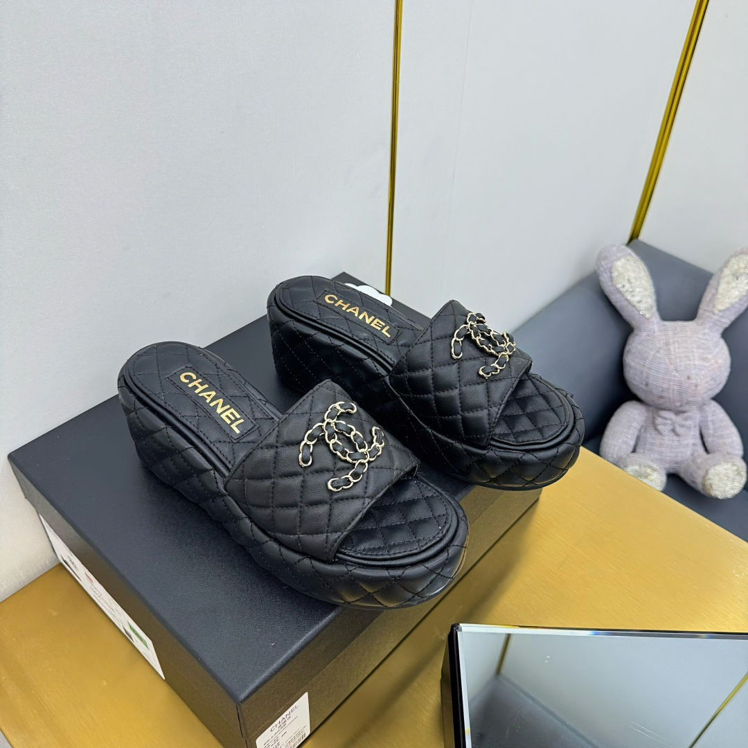 NO:239875,The new CHANEL Chanel white slippers in spring and summer 2025 show luxurious style. The upper is decorated with iconic double C elements, paired with exquisite plaid weaving, light and elegant, and the details are full of brand recognition. The simple flat design fits the foot shape and brings a comfortable wearing experience. Whether it is matched with casual shorts, skirts, or simple suits, it can easily enhance the sense of fashion, highlight the wearer's exquisite taste and elegant temperament, and is an excellent item for fashion people to create exquisite shapes. The color is black and white, the original full set of packaging, slippers, chanel, chanel, slippers, skirts, shorts198609092025春夏新款CHANEL香奈儿这款白色拖鞋,尽显奢华格调.鞋面饰以标志性双 C 元素,搭配精致格纹编织,轻盈又优雅,细节之处满是品牌辨识度.简约的平底设计,贴合脚型,带来舒适穿着体验.无论是搭配休闲的短裤、裙装,还是简约的套装,都能轻松提升时尚感,彰显穿着者的精致品味与优雅气质,是时尚人士打造精致造型的绝佳单品.颜色黑色白色, 原版全套包装,拖鞋,chanel,chanel,slippers,skirts,shorts,Women's Shoes