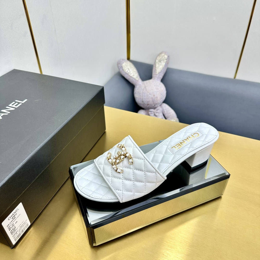 NO:239877,The new CHANEL Chanel white slippers in spring and summer 2025 show luxurious style. The upper is decorated with iconic double C elements, paired with exquisite plaid weaving, light and elegant, and the details are full of brand recognition. The simple flat design fits the foot shape and brings a comfortable wearing experience. Whether it is matched with casual shorts, skirts, or simple suits, it can easily enhance the sense of fashion, highlight the wearer's exquisite taste and elegant temperament, and is an excellent item for fashion people to create exquisite shapes. The color is black and white, the original full set of packaging, slippers, chanel, chanel, slippers, skirts, shorts198609092025春夏新款CHANEL香奈儿这款白色拖鞋,尽显奢华格调.鞋面饰以标志性双 C 元素,搭配精致格纹编织,轻盈又优雅,细节之处满是品牌辨识度.简约的平底设计,贴合脚型,带来舒适穿着体验.无论是搭配休闲的短裤、裙装,还是简约的套装,都能轻松提升时尚感,彰显穿着者的精致品味与优雅气质,是时尚人士打造精致造型的绝佳单品.颜色黑色白色, 原版全套包装,拖鞋,chanel,chanel,slippers,skirts,shorts,Women's Shoes
