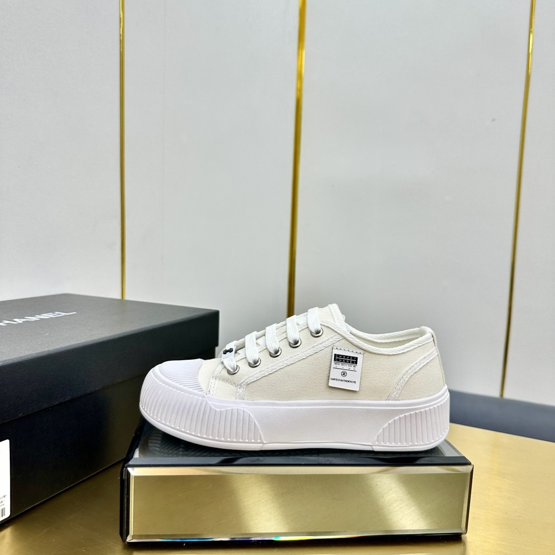 NO:447784,Chanel - top casual panda shoes sneakers for counter This classic design; the upper is made of various craftsmanship and electric embroidery styles; the sole is fashionable and sporty; it is an extraordinary variety of color matching elements... The diversified mix and match is very beautiful and versatile, casual, fashionable, sports, and outdoors can be taken into consideration... Go Material The upper is made of original imported mercerized velvet++ tarp, and the inner is sheepskin. The counter is boutique packaging for women 35–41, casual shoes/sports shoes, chanel, chanel, sneakers, sheepskin19860909Chanel香奈儿——专柜顶级休闲款熊猫鞋运动鞋 这款经典设计；鞋面多种工艺电绣的风格；大底却时尚运动；不平凡的拥入了多种配色元素…… 多元化混搭非常好看百搭,休闲,时尚,运动,户外都能兼顾…… Go 材料 鞋面采用 原版进口丝光绒++防水布 内里采用 羊皮 专柜精品包装全套女35–41,休闲鞋/运动鞋,chanel,chanel,sneakers,sheepskin,Women's Shoes