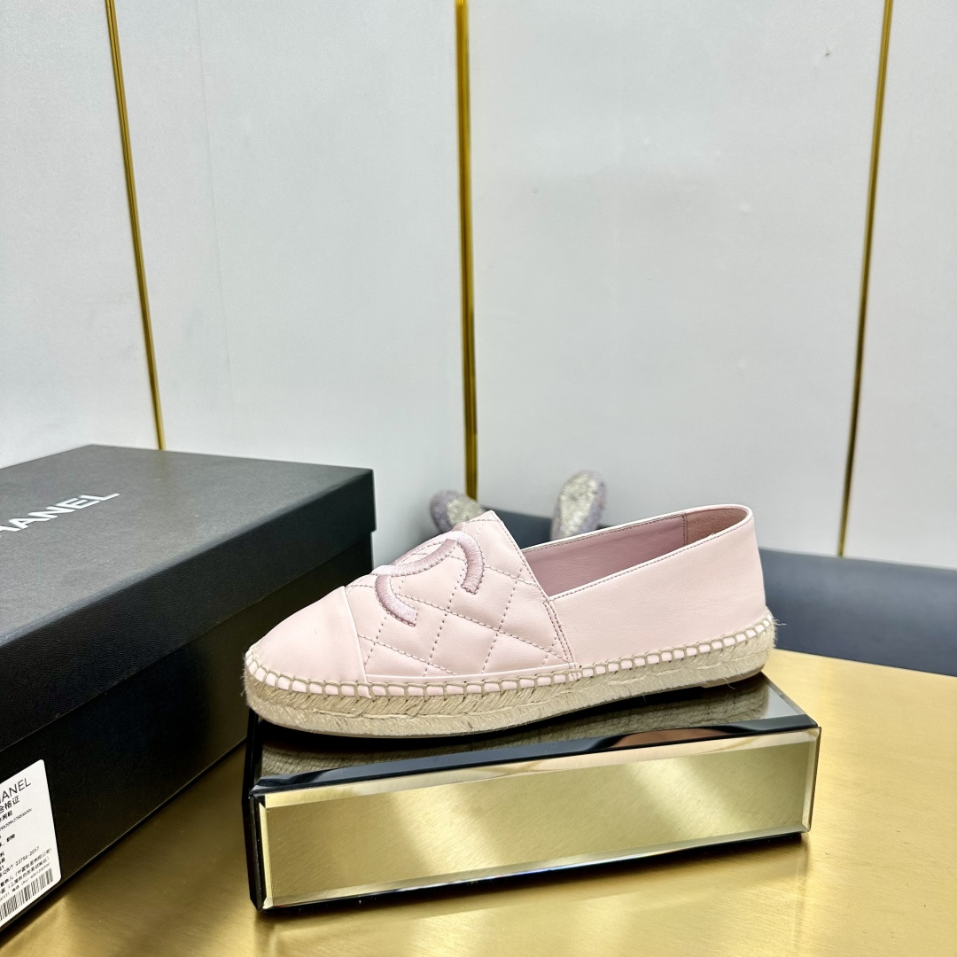 NO:381855,Ordinary version, top version CHAN E*L new color Chanel official website synchronization Fisherman's shoes The counter is developed, genuine craftsmanship, hand-folded edges and sewn, pure hand-sewn mark thread, the double C LOGO in the middle of the shoe is just right, simple and elegant. Denim small fragrant slippers, single shoes/half-wheels!  Fabric imported fabric + double C LOGO inner lining A grade imported sheepskin inner lining super soft cotton sheepskin large sole injection molding, rubber + hemp rope sole original exquisite packaging for packaging counter 35-40 (34/41/42 can be customized, no return or exchange), fisherman's shoes semi-trailer, chanel, chanel, slippers, espadrilles, sheepskin19860909普通版本,顶级版本 CHAN E*L新配色香奈儿官网同步 渔夫鞋 专柜原版开发,正品工艺,手工折边后缝合,纯手工缝马克线,鞋正中的双C LOGO点缀恰到好处,简约大方. 牛仔面小香拖鞋,单鞋/半拖！ 面料进口对版面料+双C LOGO 内里A级进口 绵羊皮内里 垫脚超柔软棉羊皮 大底注塑一体、橡胶+麻绳大底 包装专柜原版精美包装 码数35-40（34/41/42可定做,不退换),渔夫鞋半拖,chanel,chanel,slippers,espadrilles,sheepskin,Women's Shoes