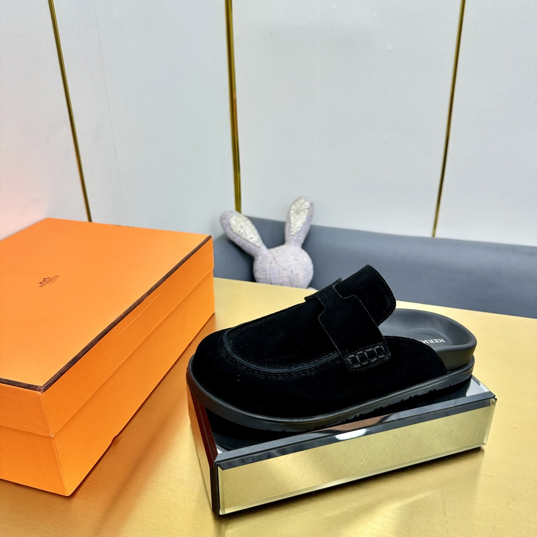 NO:381917,Top-notch goods produced by Dongguan Hermes Key Mules Boken slippers, unlocking elegant passwords, showing luxury in your steps!  Hermes Key Mules shoes, outline elegant outlines with simple lines, cleverly blend the brand's classic elements with modern aesthetics, creating an unforgettable fashion item. This is not just a pair of shoes, but also a key to open the door of elegance, leading you into the palace of luxury. Size 35-40 (40 can be customized without return or exchange), semi-torch, hermes, slippers19860909顶级货 莞产 爱马仕Key穆勒鞋博肯拖鞋,解锁优雅密码,步履间尽显奢华！ 爱马仕Key穆勒鞋,以简约线条勾勒优雅轮廓,将品牌经典元素与现代美学巧妙融合,打造出令人过目难忘的时尚单品.这不仅仅是一双鞋履,更是一把开启优雅之门的钥匙,引领你步入奢华殿堂. 码数 35-40（40可定制不退换）,半拖,hermes,slippers,Women's Shoes