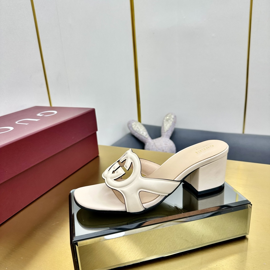 NO:245786,25Ss Spring and Summer New Gucci Double G Hollow Heel Sandals This item is from the Gucci Lido series, and the design is inspired by the summer style and beach club on the Italian coast. Taking inspiration from the 1970s collection design that injects glory into the brand, the interlocking double G is renovated with large hollow details on this leather slipper. Upper cowhide inner foot pad sheepskin heel height 5.5cm sole Italian leather outsole size 35-39 (40.41.42 custom made without return), high heels slippers, gucci, gucci, high heels, slippers, cowhide, sheepskin, Leather soles1986090925Ss春夏新款Gucci古驰双Ｇ镂空粗跟凉拖鞋 这款单品出自Gucci Lido系列,设计灵感源自意大利海岸的夏日风情和海滩俱乐部.从为品牌注入荣光的20世纪70年代典藏设计中撷取灵感,互扣式双G在这款皮革拖鞋上以大号镂空细节焕新呈现. 鞋面牛皮 内里垫脚羊皮 跟高5.5cm 鞋底意大利真皮大底 码数35-39（40.41.42定做不退换）,高跟鞋拖鞋,gucci,gucci,high heels,slippers,cowhide,sheepskin,Leather soles,Women's Shoes