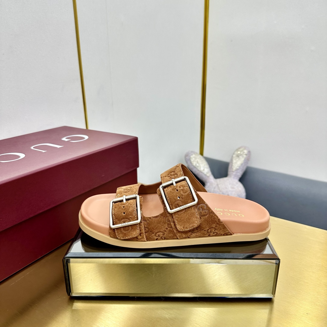 NO:381929,2025 summer new GUCCi high-end boutique Gucci early spring series decoration double-row belt buckle beach sandals lightweight foot casual slippers top purchasing quality!  The original version is replicated 1:1, and every detail has been carefully polished and carefully made. It can be compared with ZG, with the same quality as the ZG!  Gucci's modern design aesthetic explores a unique path of craftsmanship, cleverly blending the brand's classic elements and the well-loved brand logo. This sandal embellishes the beloved double G G mini embossed material + double row belt buckle styling accessories, injecting a low-key brand logo charm into the entire design. Original custom-made imported GG embossed cowhide inner/foot pad water dyed cowhide lining heel flat heel thin sole outsole G G mold imported rubber sole size for women 35-41 (4041 custom made without return) Packaging full set of Encore wine red original packaging, slippers, gucci, gucci, sandals, slippers, cowhide198609092025夏季新款GUCCi高端精品 古驰早春系列饰双排皮带搭扣沙滩凉鞋轻便套脚休闲拖鞋顶级代购品质！原版1:1复刻,毎个细节皆经过精心打磨细腻制作.可与ZG对比如一,无二品质！ Gucci 现代设计美学探索独特匠心之路,巧妙融合品牌经典元素与备受喜爱的品牌标识.这款凉鞋缀饰备受喜爱的双G G迷你压纹材质+双排皮带扣造型配件,为整个设计注入一抹低调的品牌标识魅力 面料原版定制进口GG压纹牛皮 内里/垫脚水染牛皮里 鞋跟平跟薄底 大底G G模具进口橡胶底 尺码女35-41（4041定做不退换） 包装全套安可拉酒红原包装,拖鞋,gucci,gucci,sandals,slippers,cowhide,Women's Shoes